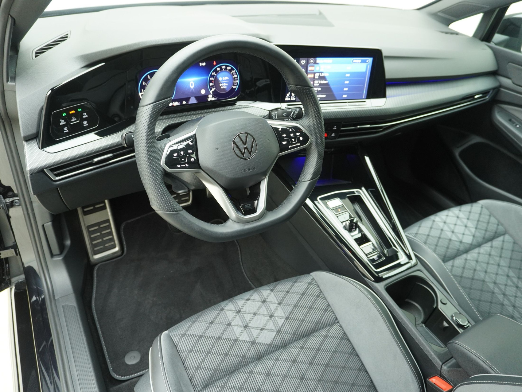 VW Golf 8 1.5 eTSI DSG R-Line