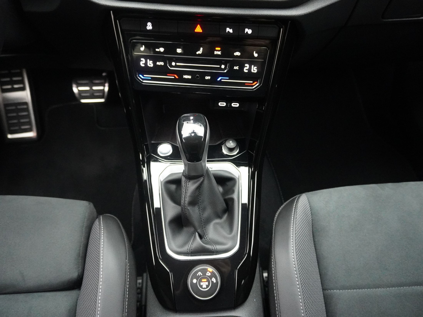 VW T-Roc 2.0 TSI DSG R-Line Black Style 4Motion **Anhängerkupplung und Panoramaglasdach**