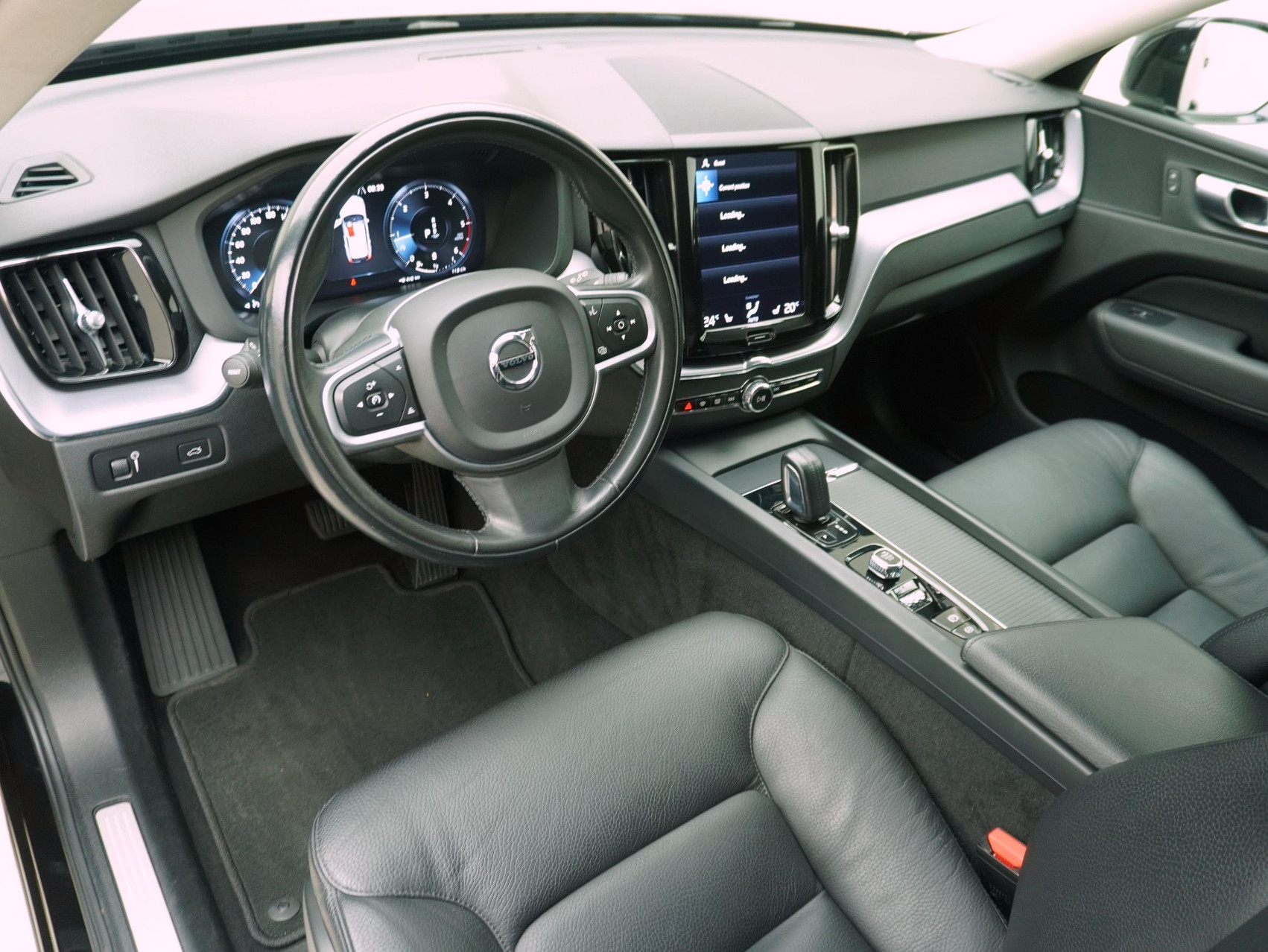 VOLVO XC60 2.0 B4 MH Momentum AWD