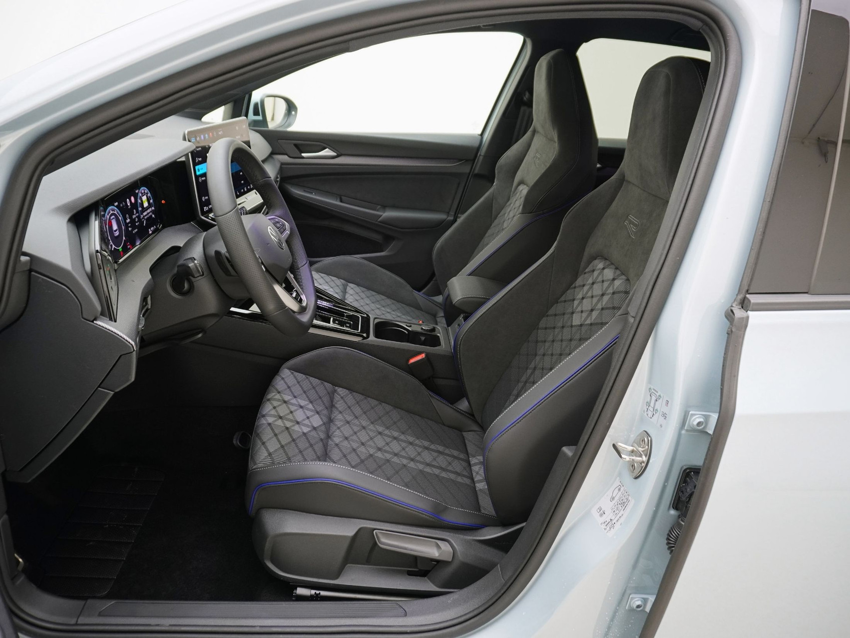 VW Golf VIII 1.5 eTSI R-Line DSG