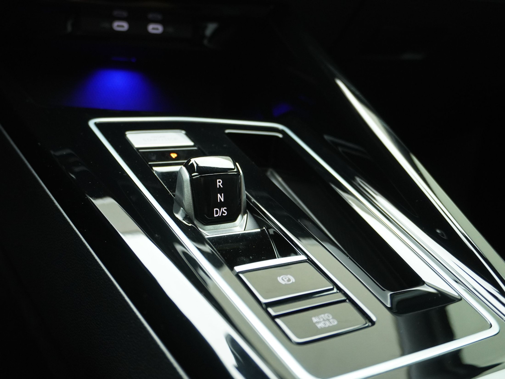 VW Golf 8 1.5 eTSI DSG R-Line