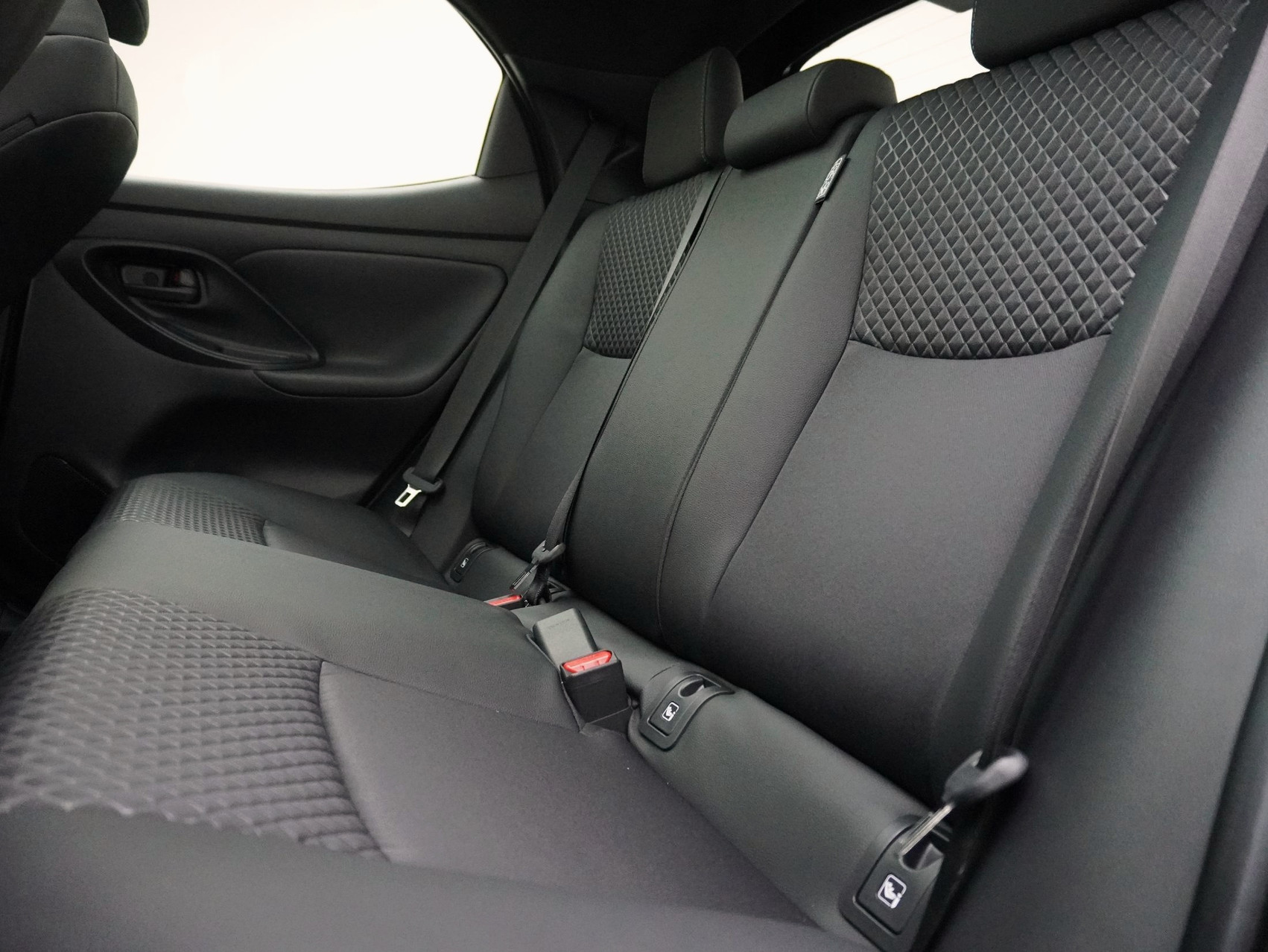 TOYOTA Yaris 1.5 VVT-i HSD Premium ** mit Glasdach **