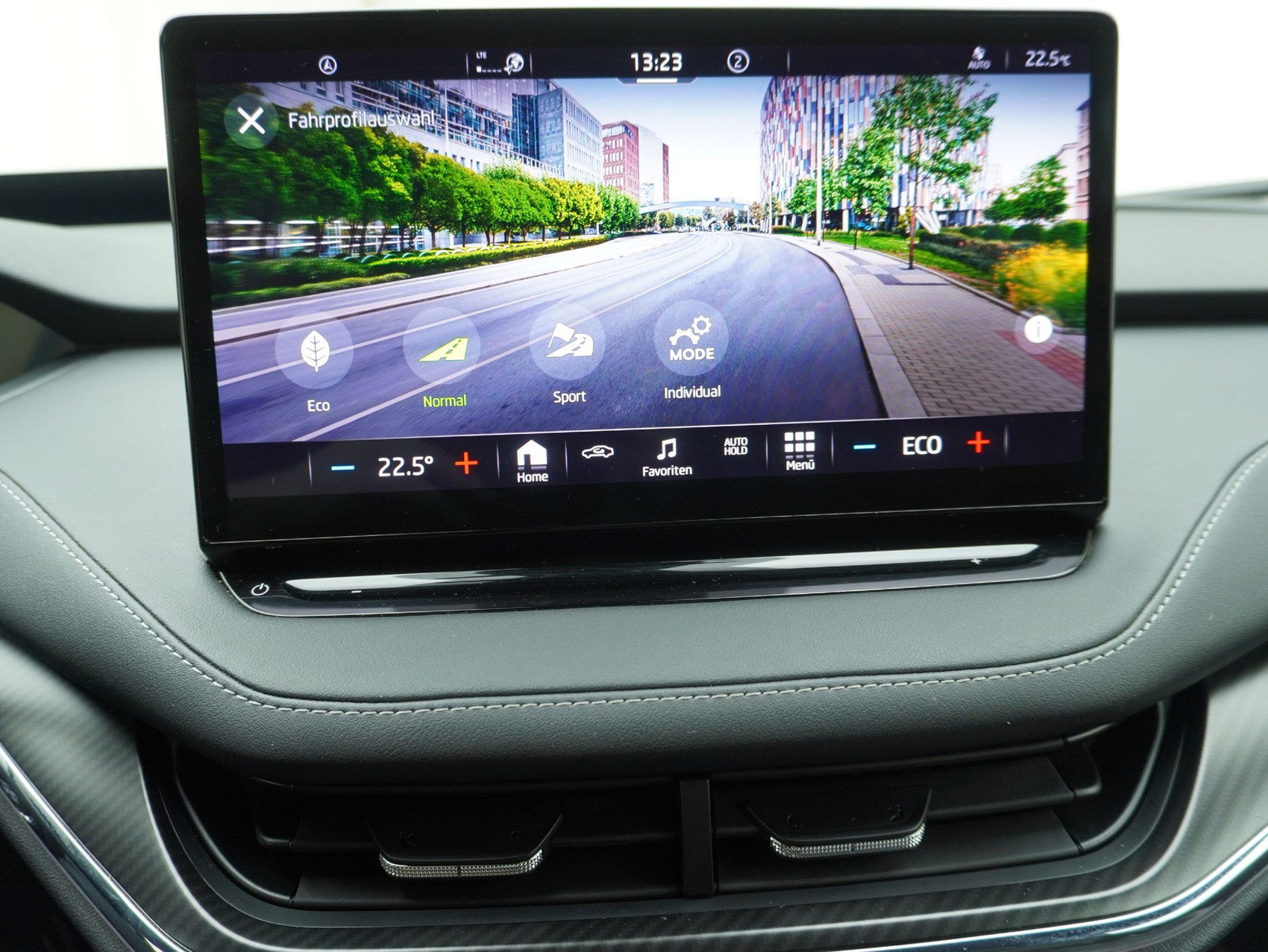 SKODA Enyaq iV 80x Sport Line