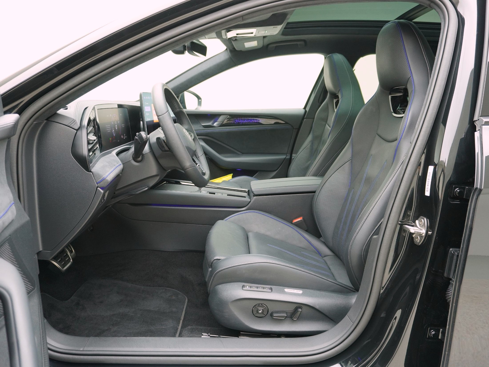 VW Passat Variant 2.0 TSI DSG R-Line 4Motion **R-Line Signature**