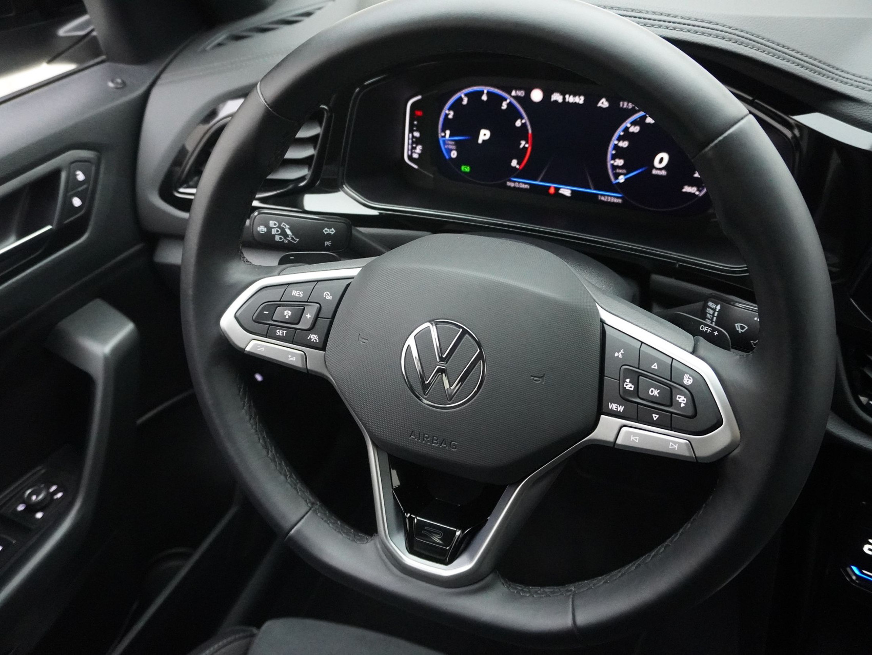 VW T-Roc 2.0 TSI DSG R-Line Black Style 4Motion **Anhängerkupplung und Panoramaglasdach**