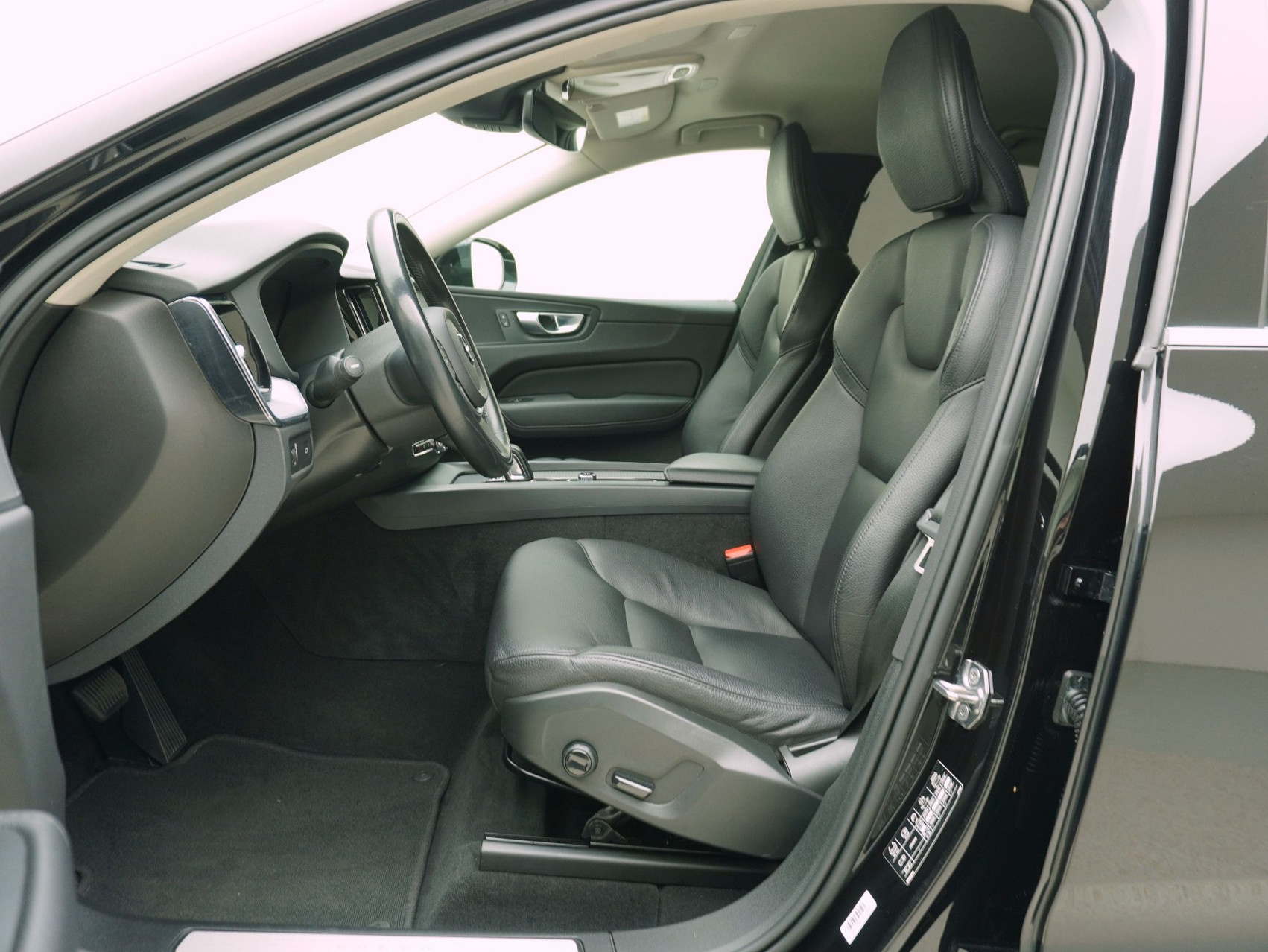 VOLVO XC60 2.0 B4 MH Momentum AWD