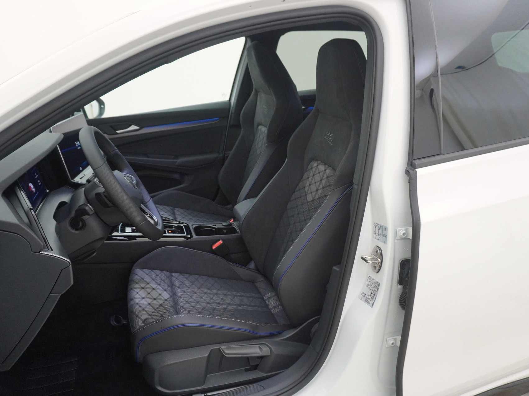 VW Golf VIII 1.5 eTSI R-Line DSG