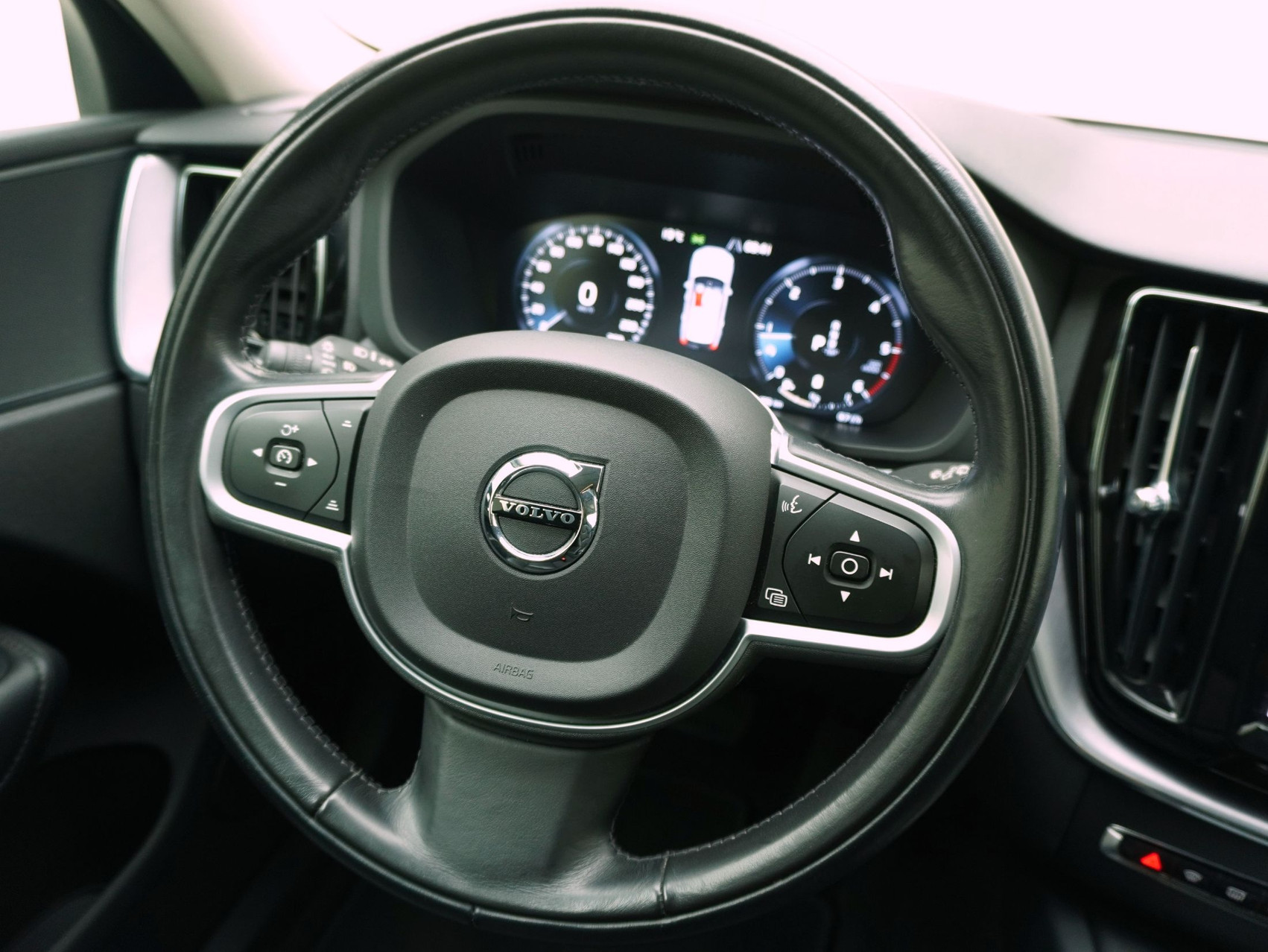 VOLVO XC60 2.0 B4 MH Momentum AWD