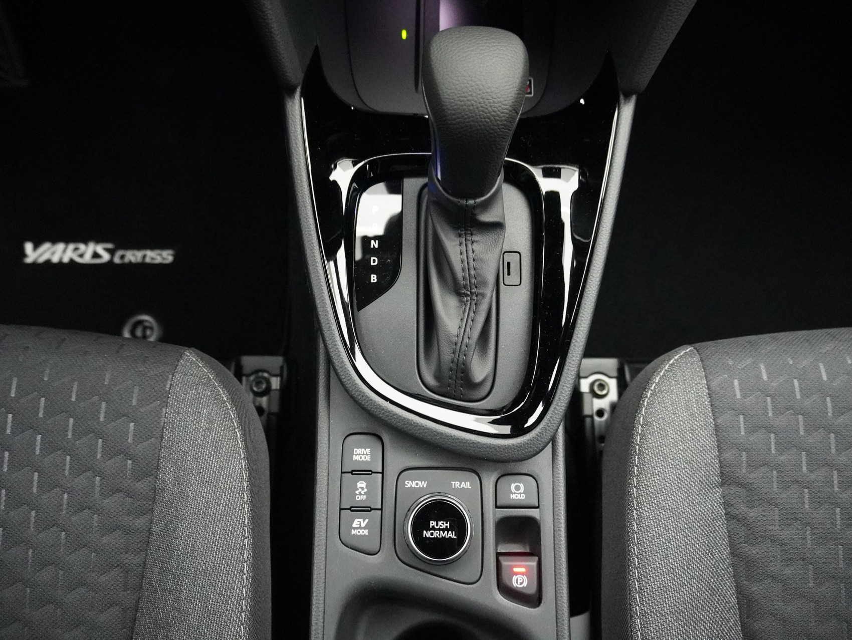 TOYOTA Yaris Cross 1.5 VVT-i HSD Trend AWD-i ** 4×4 **