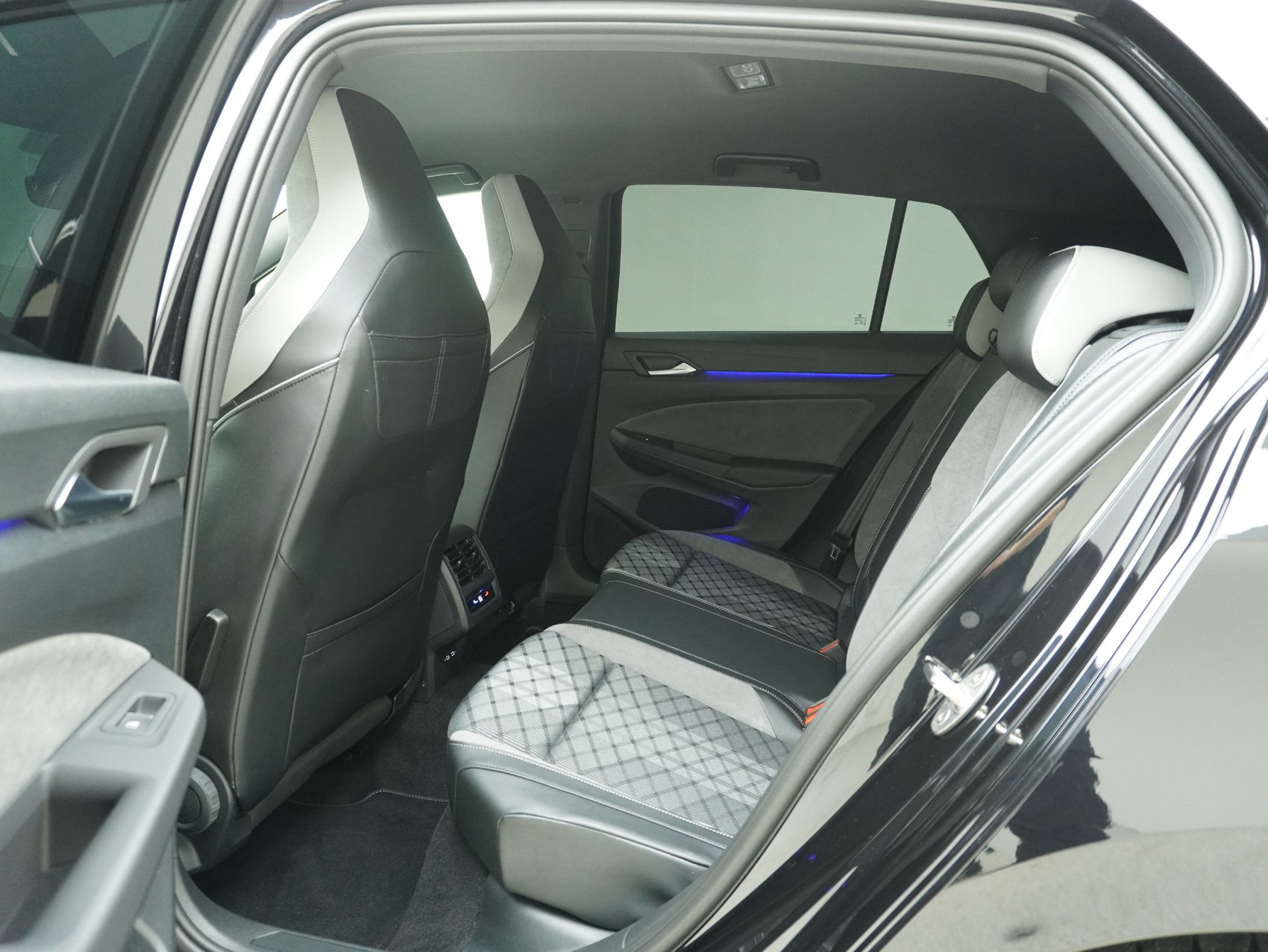 VW Golf 8 1.5 eTSI DSG R-Line