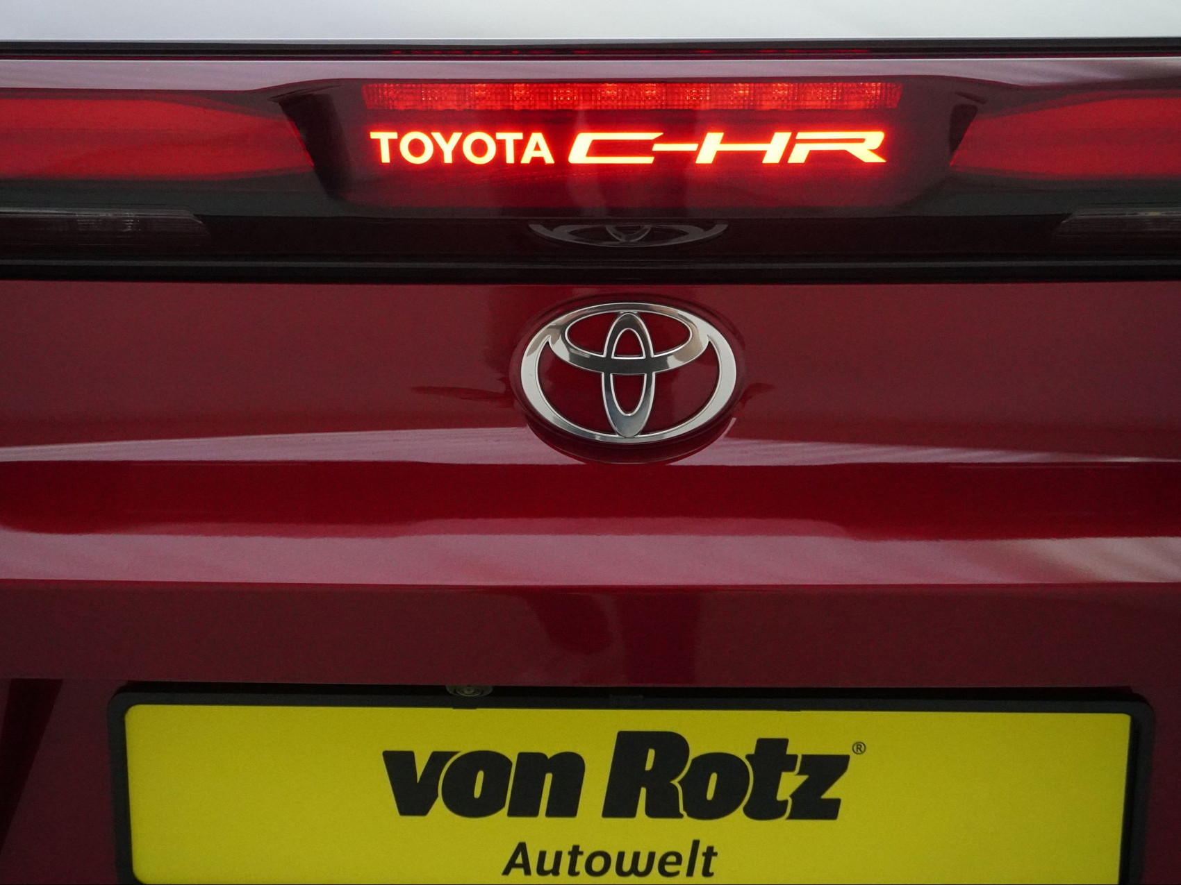 TOYOTA C-HR 2.0 PHEV Swiss Edition ** inkl. 8-Fach bereift **