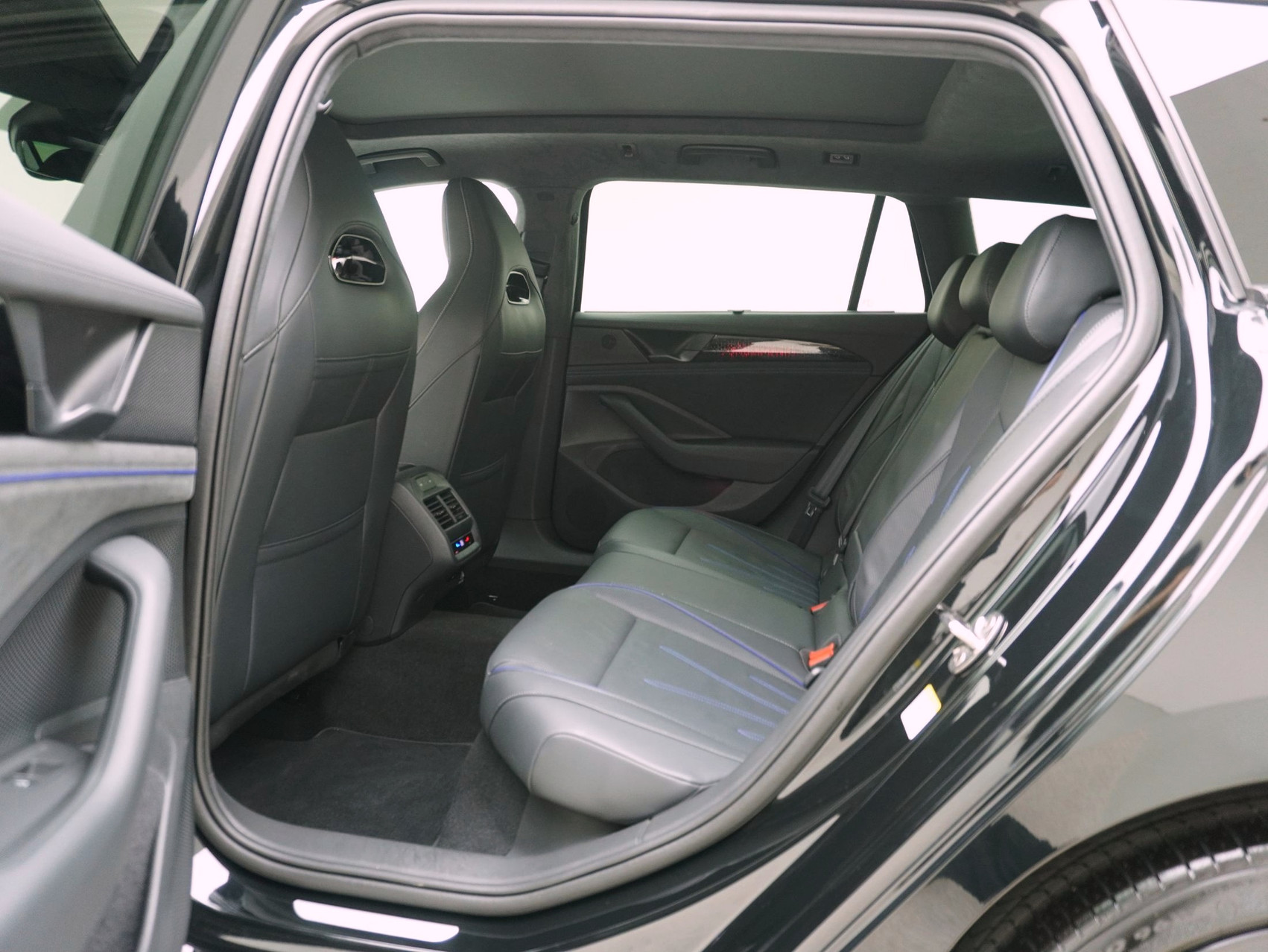 VW Passat Variant 2.0 TSI DSG R-Line 4Motion **R-Line Signature**