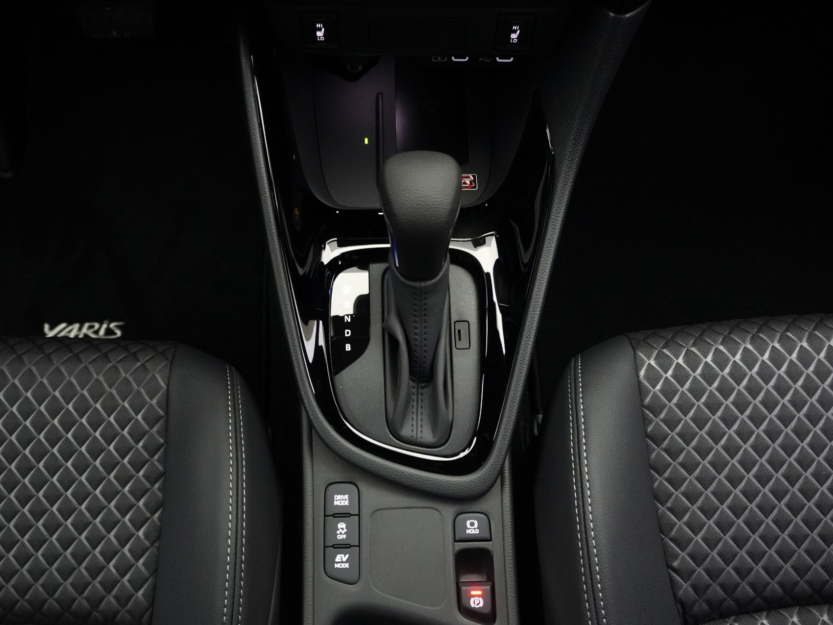 TOYOTA Yaris 1.5 VVT-i HSD Premium ** mit Glasdach **