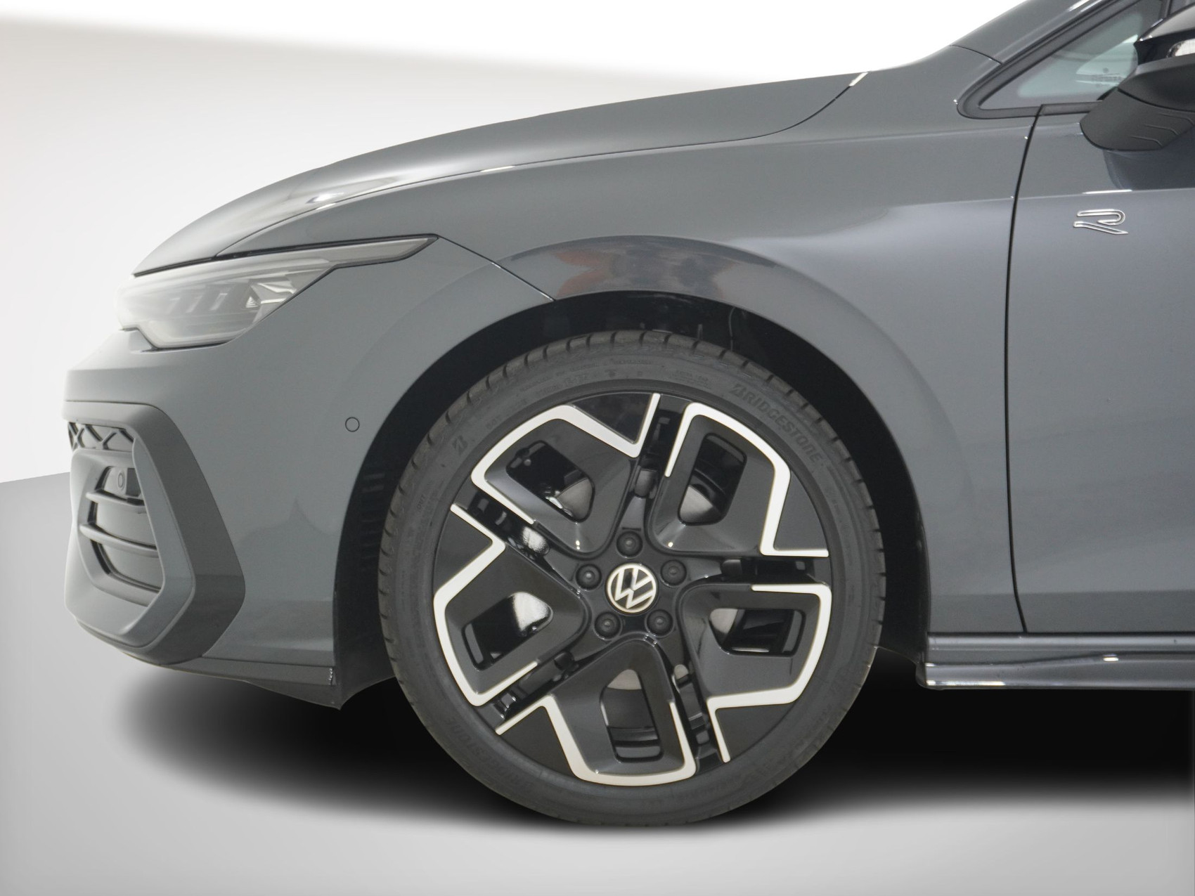 VW Golf VIII 1.5 eTSI R-Line DSG