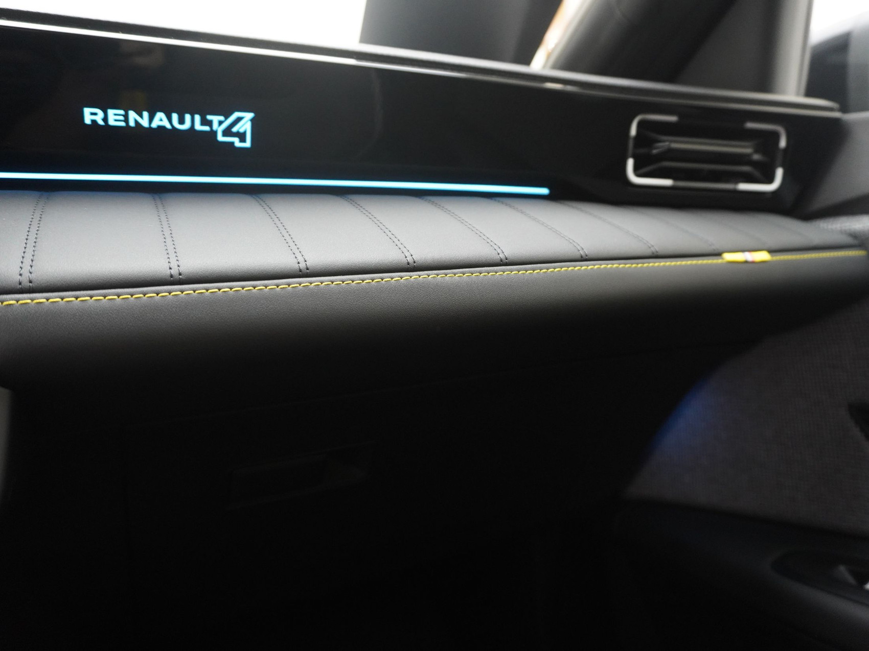 RENAULT R4 E-Tech Comfort Range iconic