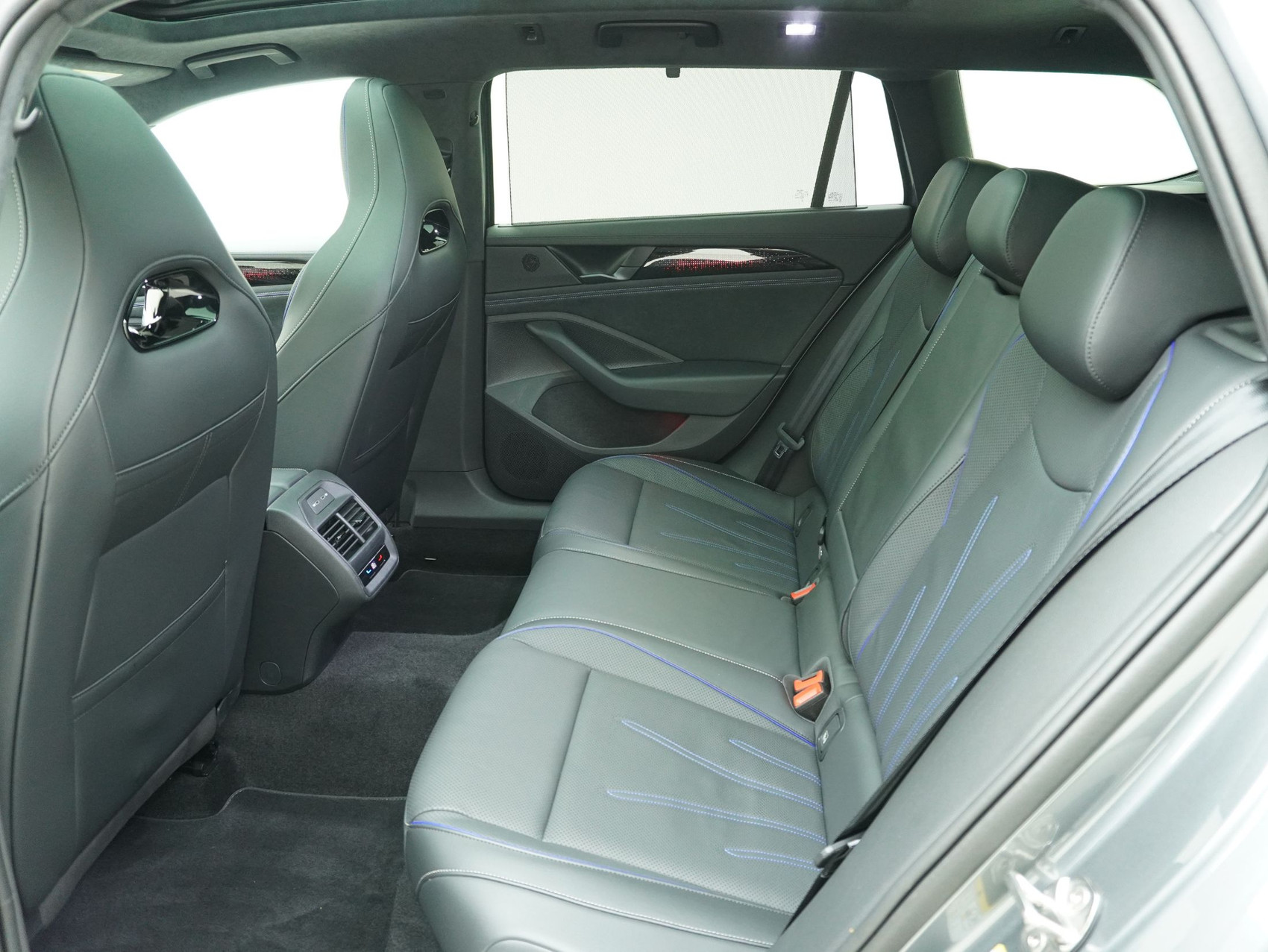 VW Passat Variant 2.0 TSI DSG R-Line 4Motion **R-Line Signature**