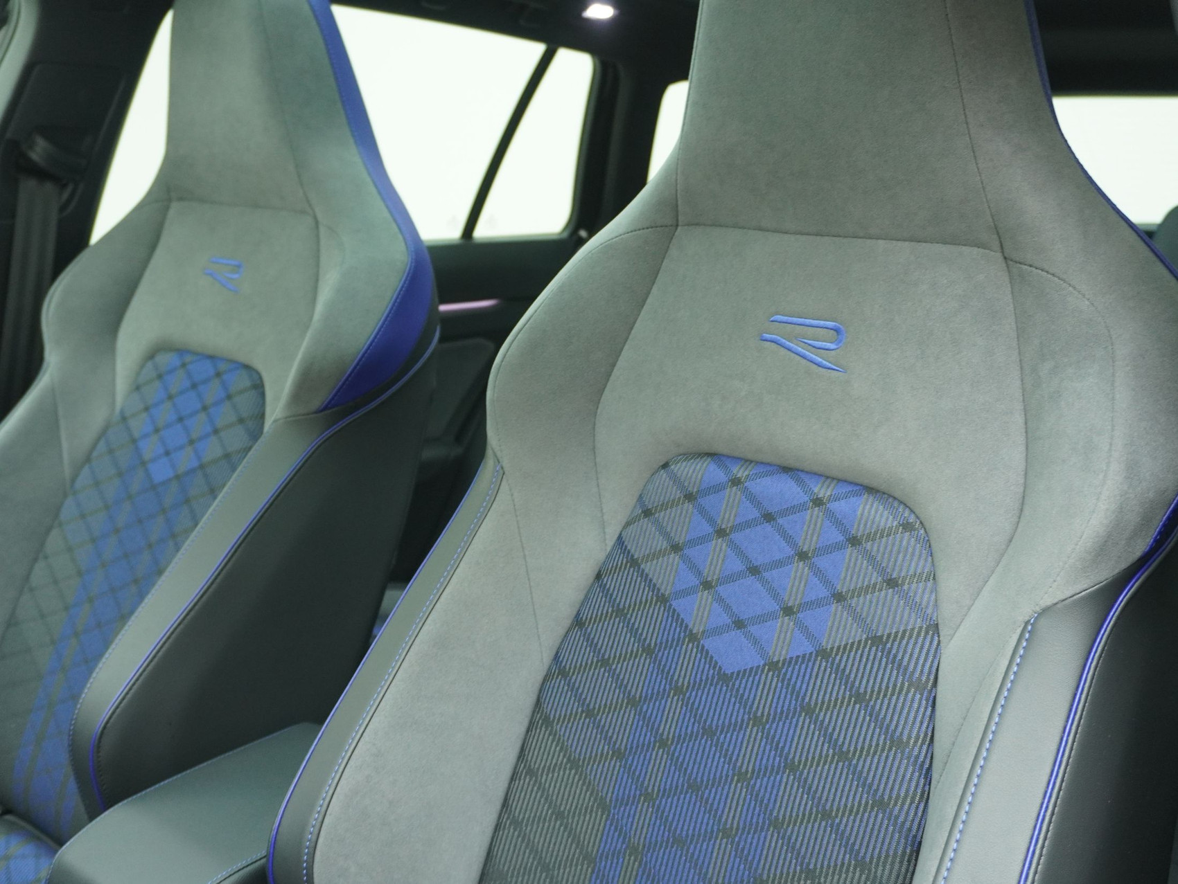 VW Golf Variant 8.5 2.0 TSI R Black Edition 4Motion (2025)