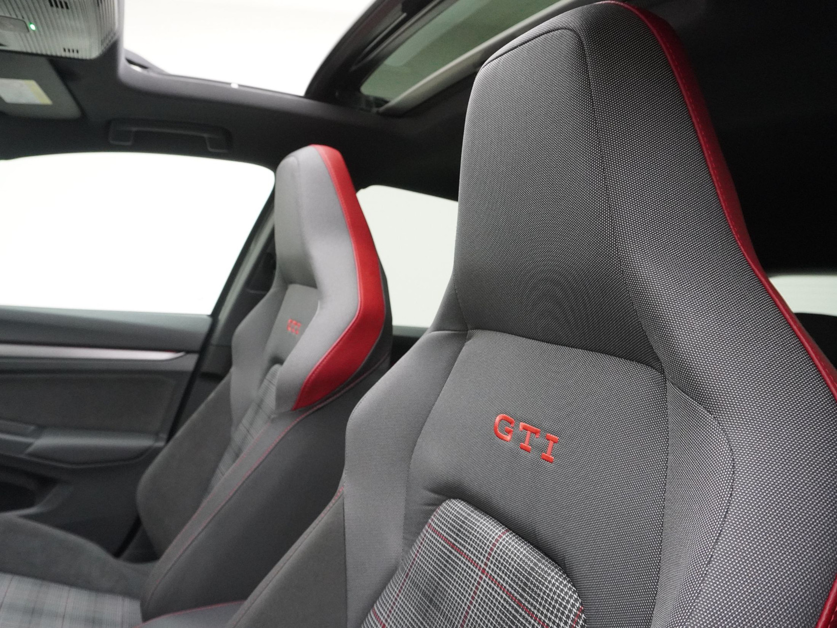 VW Golf 8.5 2.0 TSI DSG GTI Black Style (2025) ** Anhängerkupplung / Harman/Kardon / Panoramadach**