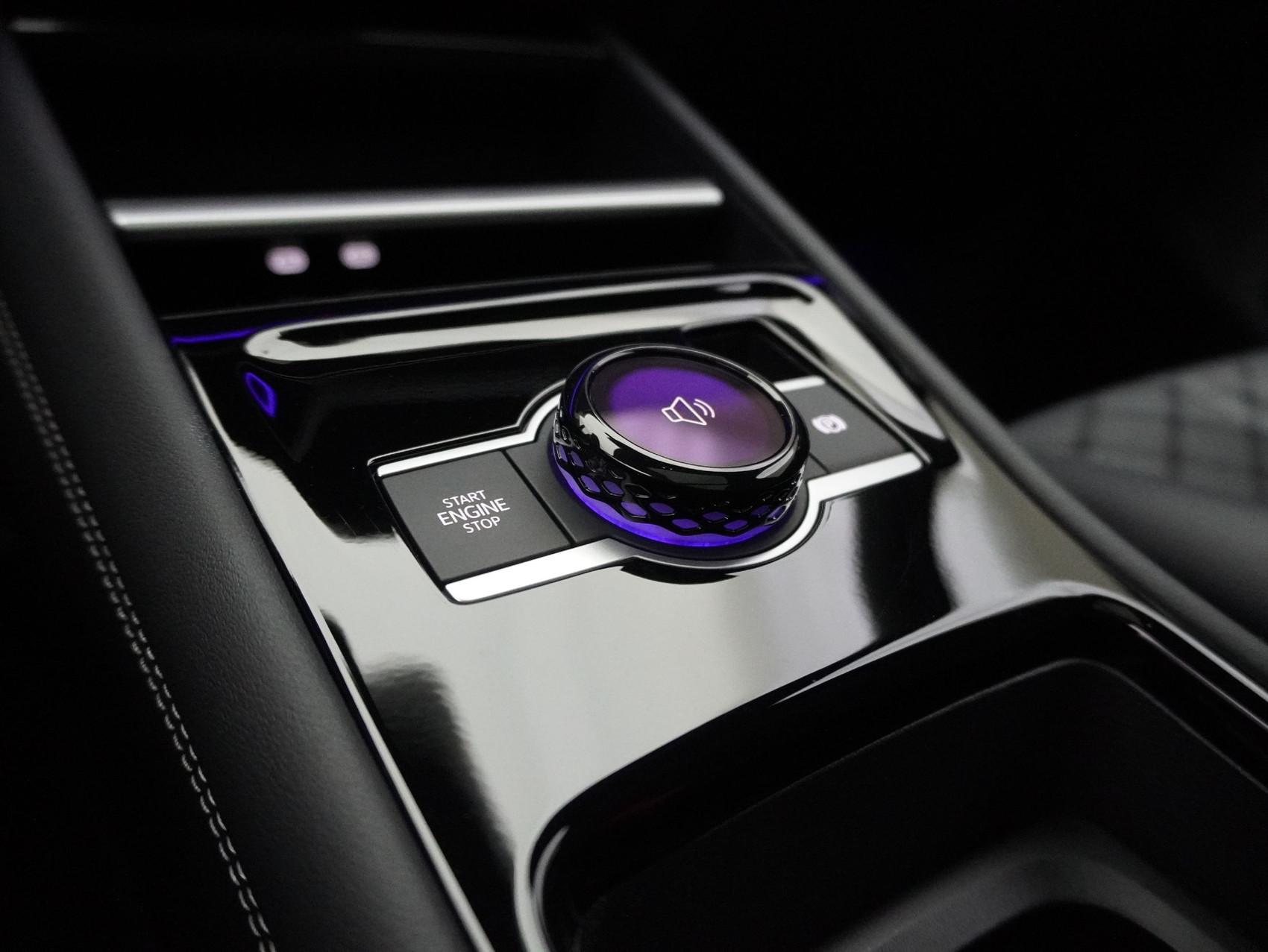 VW Tiguan 2.0 TSI DSG R-Line Black Style 4Motion (2025) **Head-Up / Harman-Kardon Soundsystem**