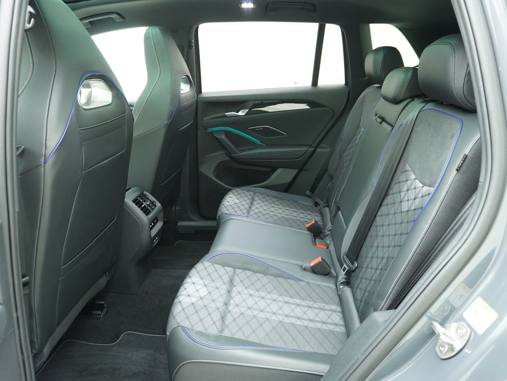 VW Tiguan 2.0 TSI DSG R-Line Black Style 4Motion (2025) **Head-Up / Harman-Kardon Soundsystem**