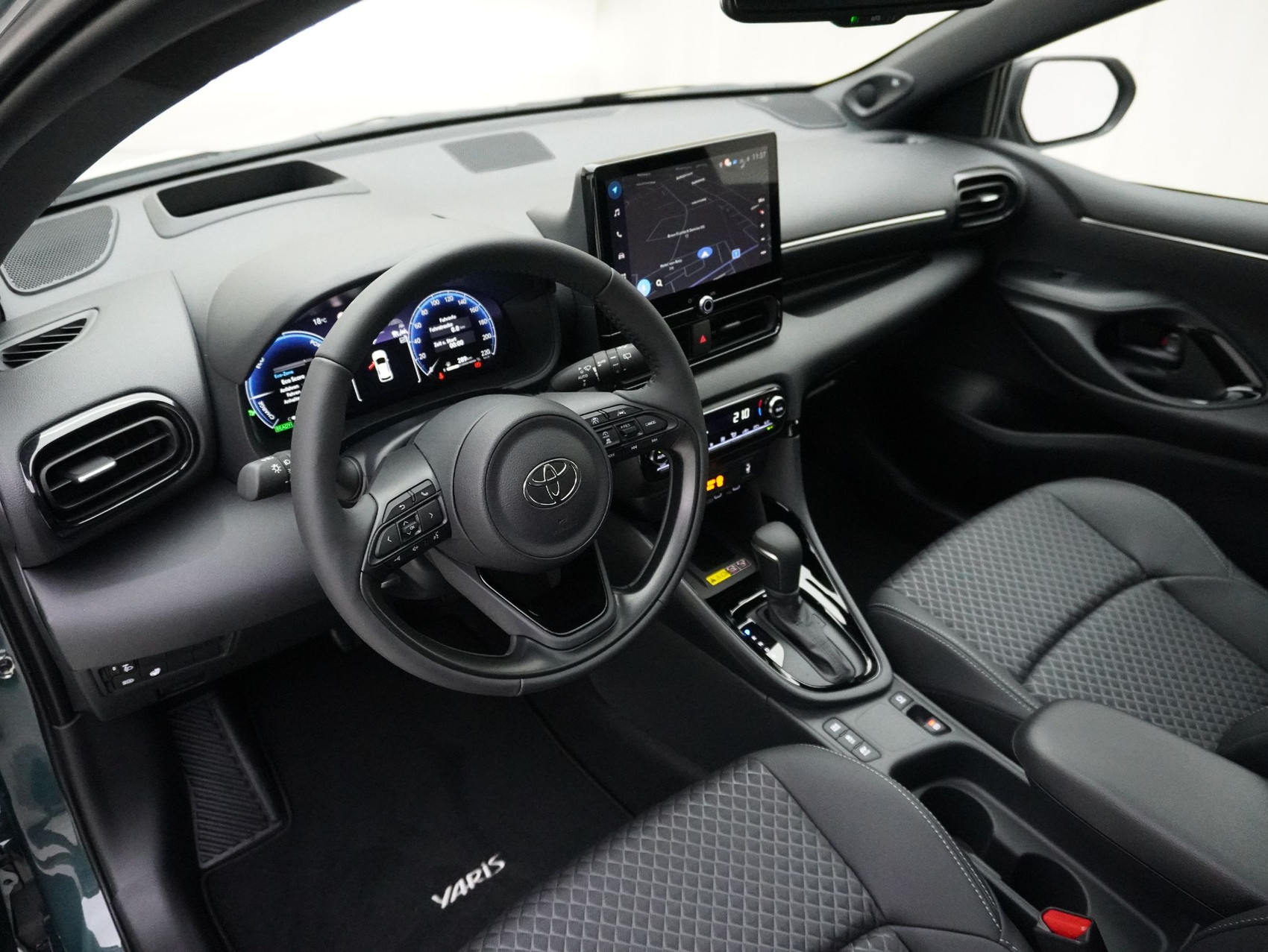 TOYOTA Yaris 1.5 VVT-i HSD Premium ** mit Glasdach **