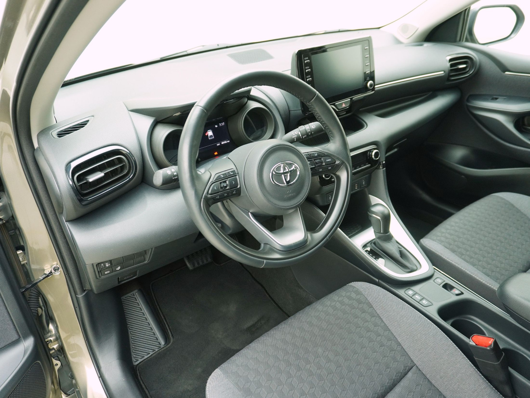 TOYOTA Yaris 1.5 VVT-i HSD Trend