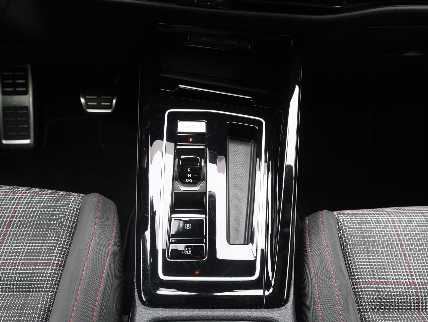 VW Golf 8.5 2.0 TSI DSG GTI Black Style (2025) ** Anhängerkupplung / Harman/Kardon / Panoramadach**