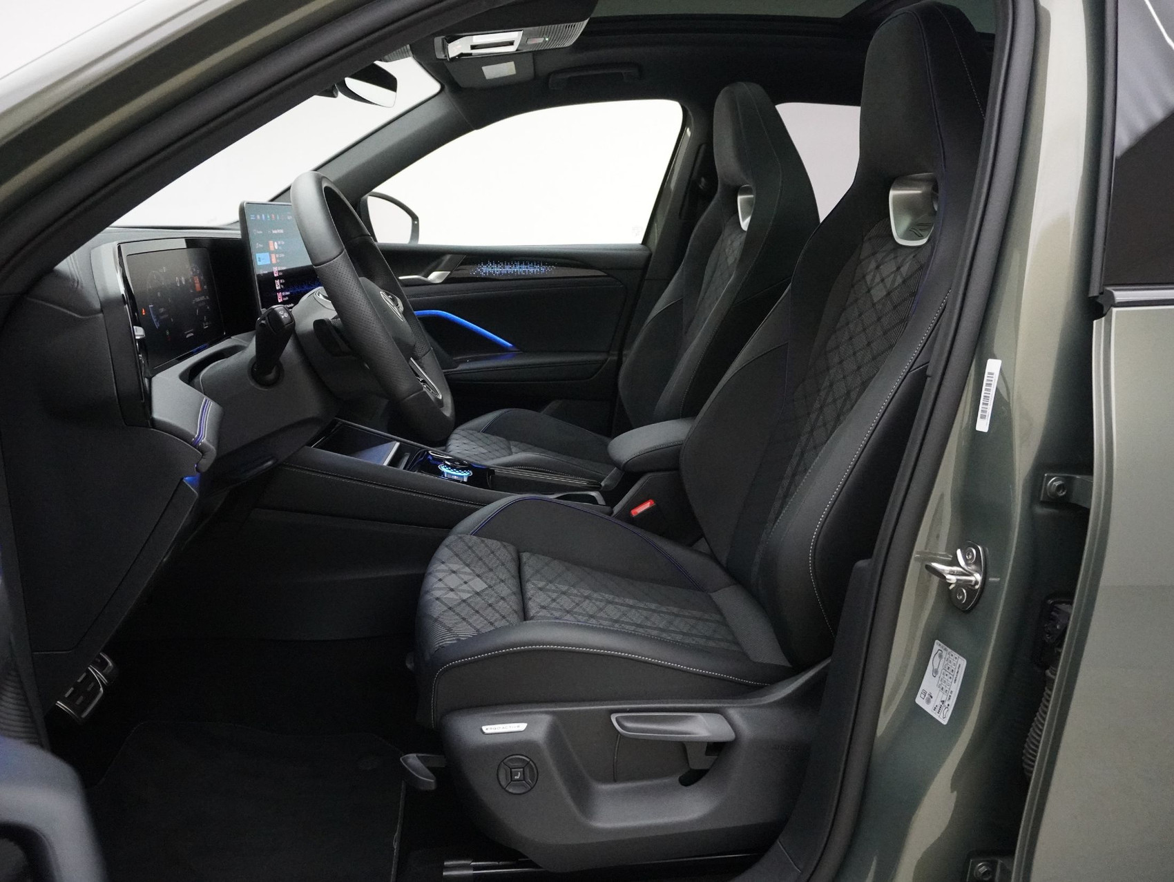 VW Tiguan 2.0 TDI DSG R-Line Black Style 4Motion (2025) **Anhängerkupplung/Head-UP/Panoramadach**