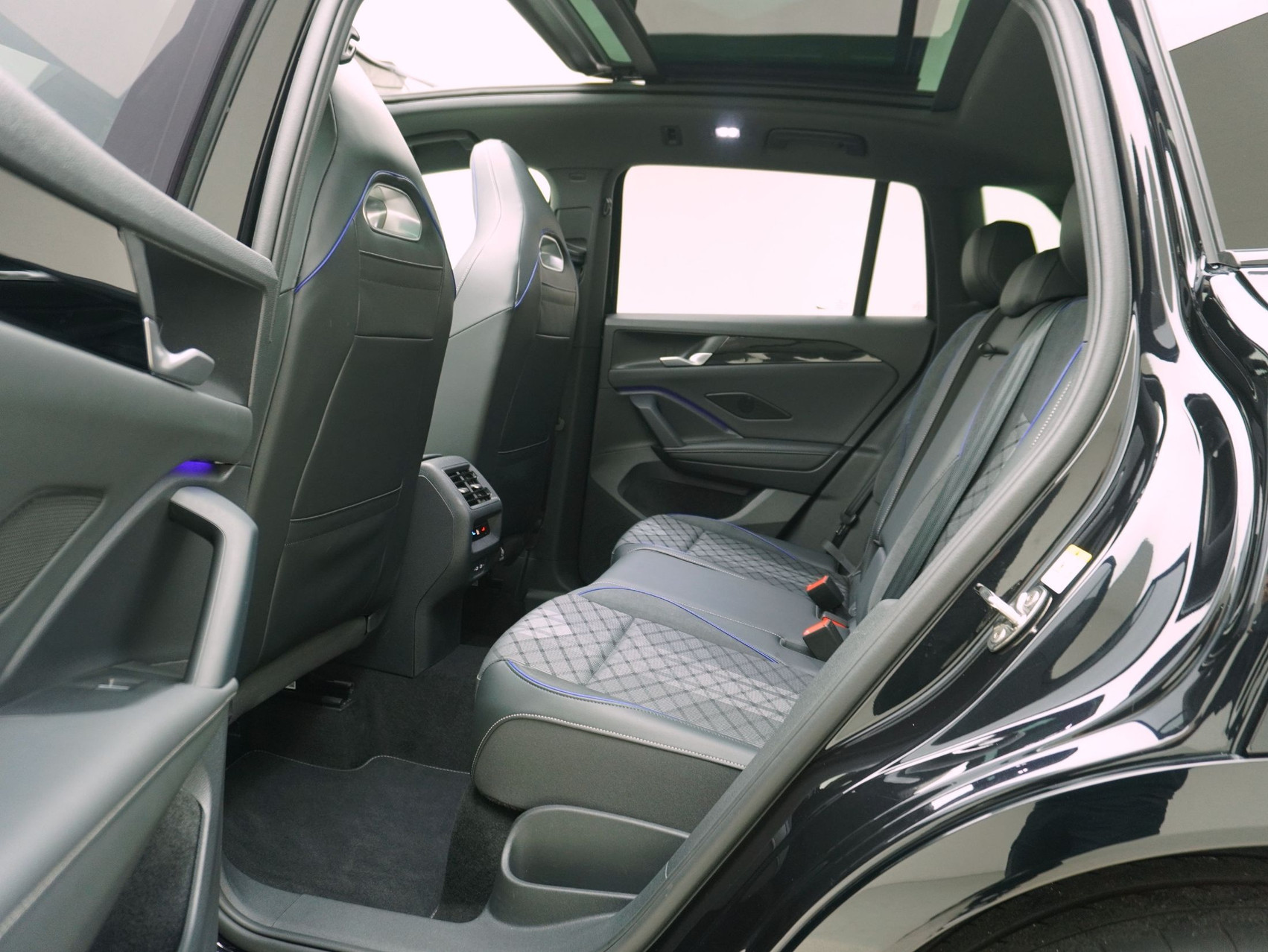 VW Tiguan 2.0 TSI DSG R-Line Black Style 4Motion **VW Werksgarantie bis 01/2030 // 21 Zoll Sommerräder**