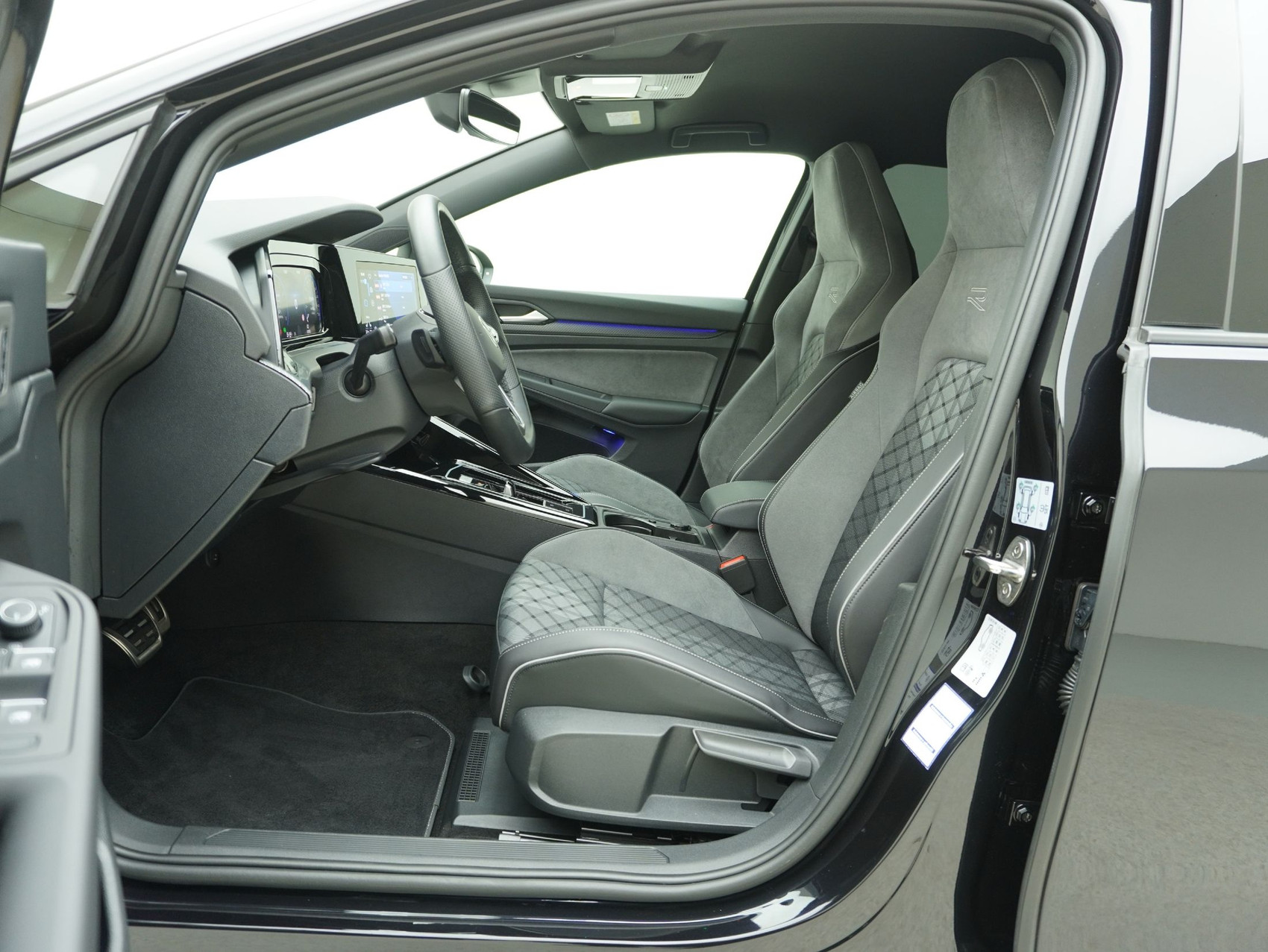 VW Golf 8 1.5 eTSI DSG R-Line