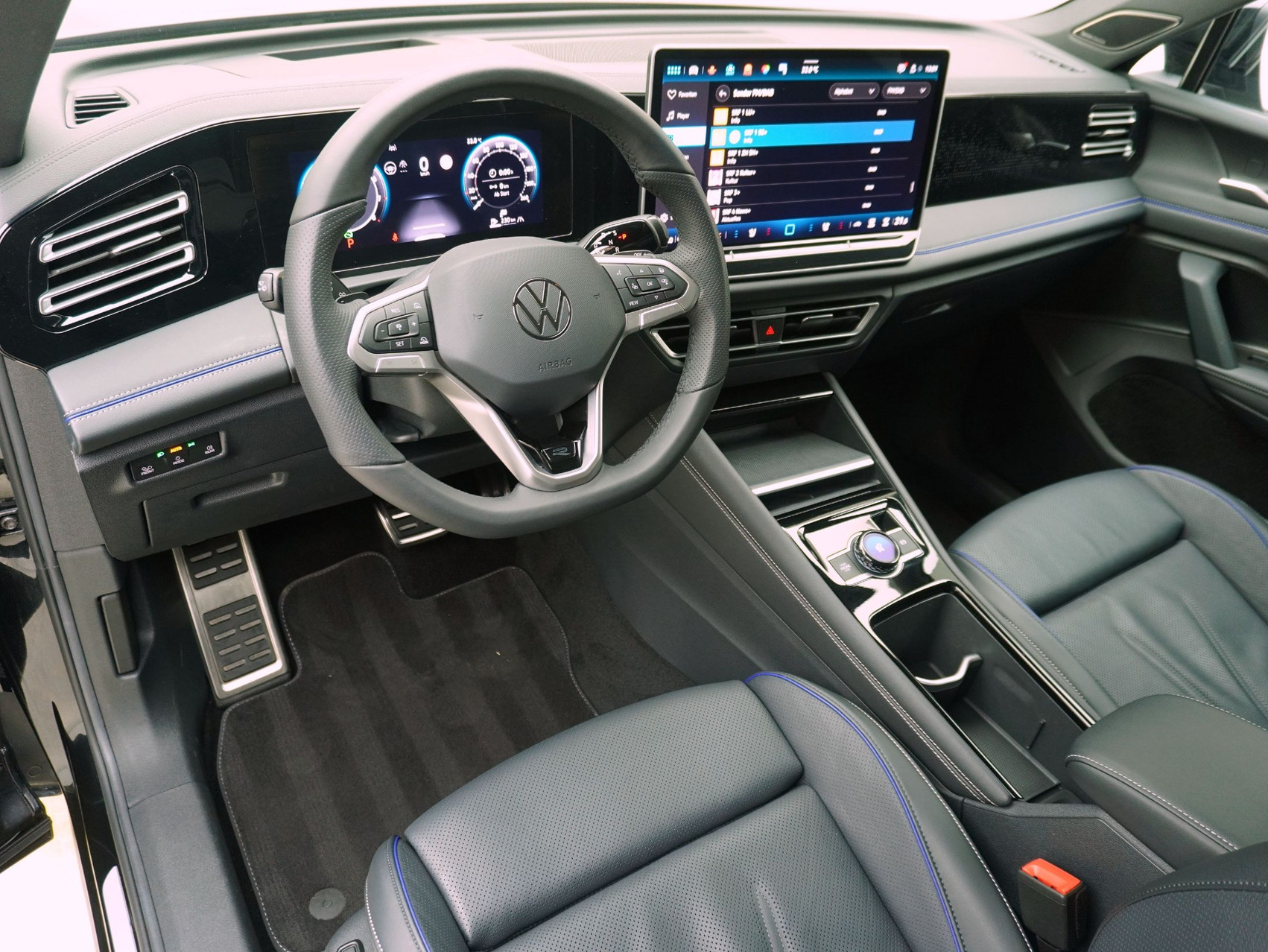 VW Tiguan 2.0 TSI DSG R-Line Black Style 4Motion **VW Werksgarantie bis 08/2030**