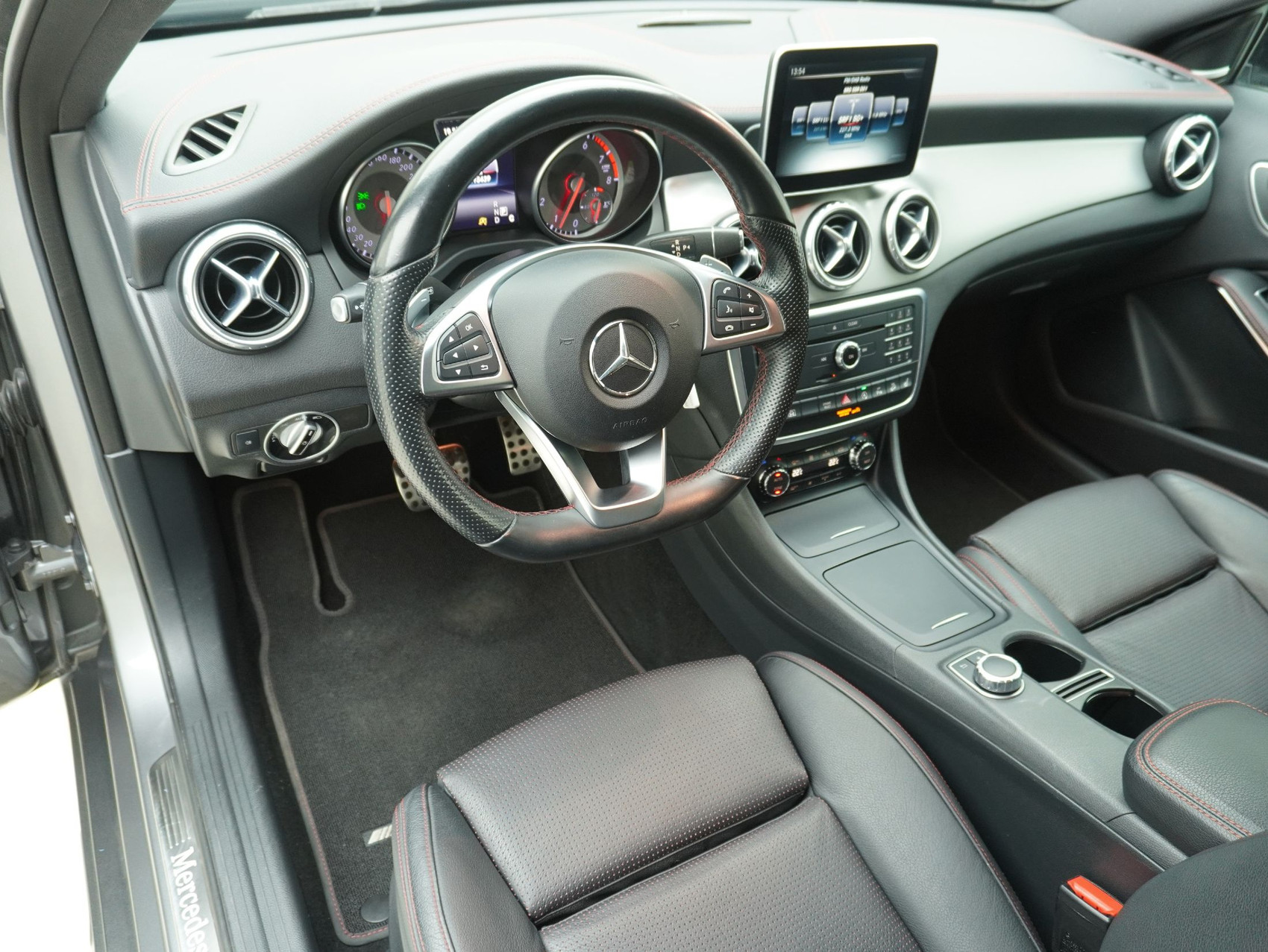 MERCEDES-BENZ GLA-Klasse GLA 250 AMG Line 4matic