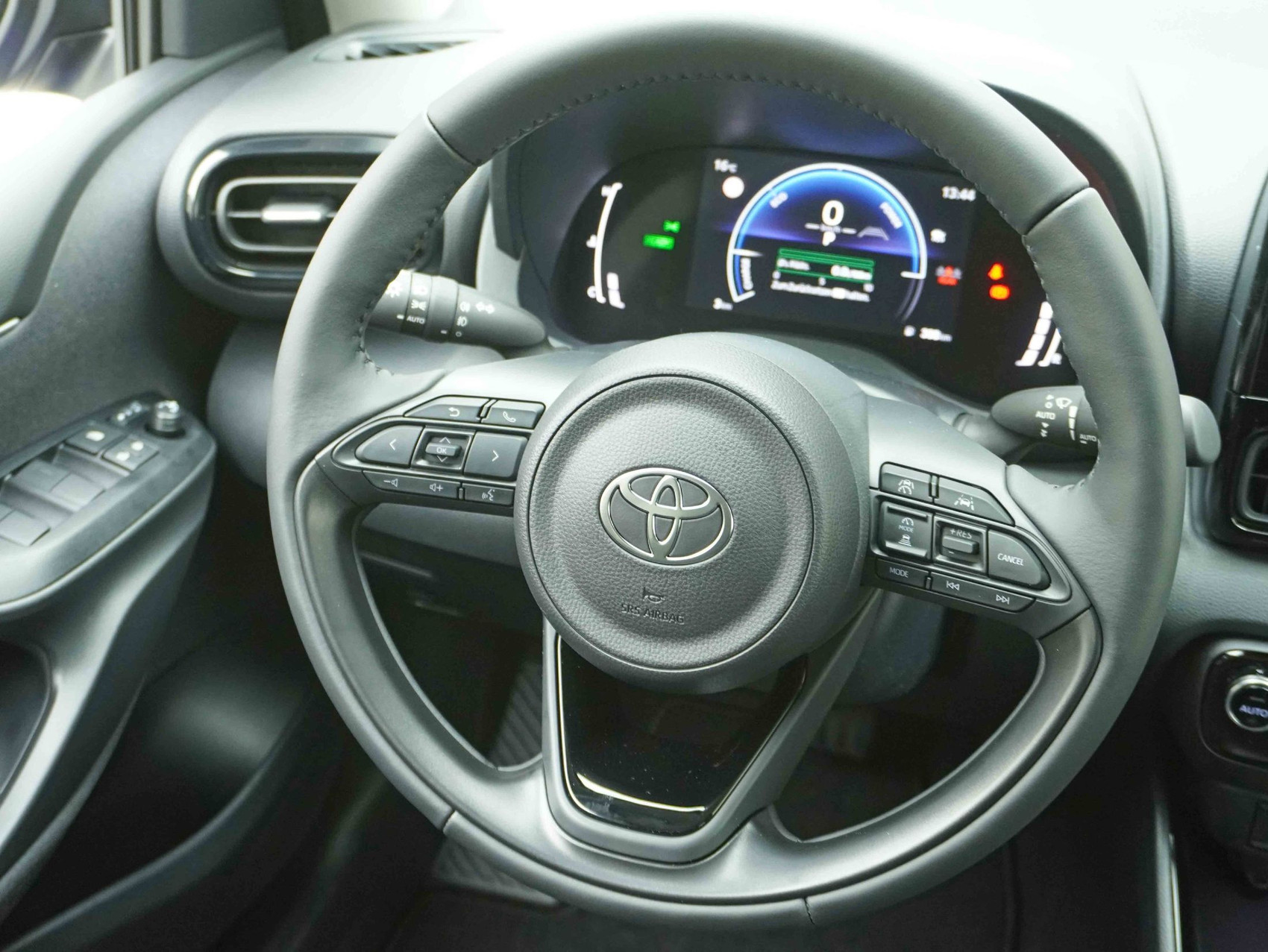 TOYOTA Yaris 1.5 VVT-i HSD Trend