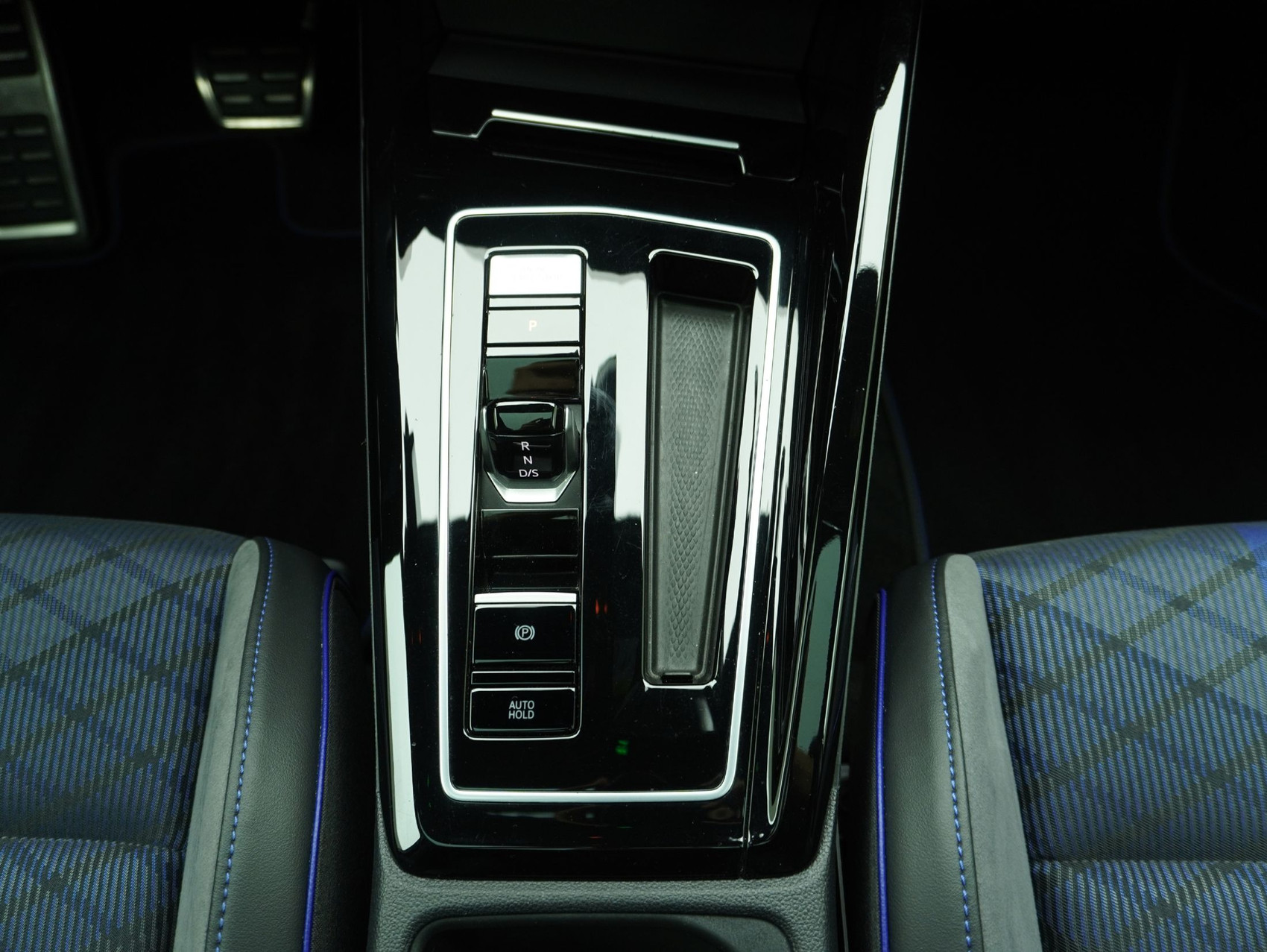 VW Golf 8.5 Variant 2.0 TSI DSG R-Performance 4Motion (2025)