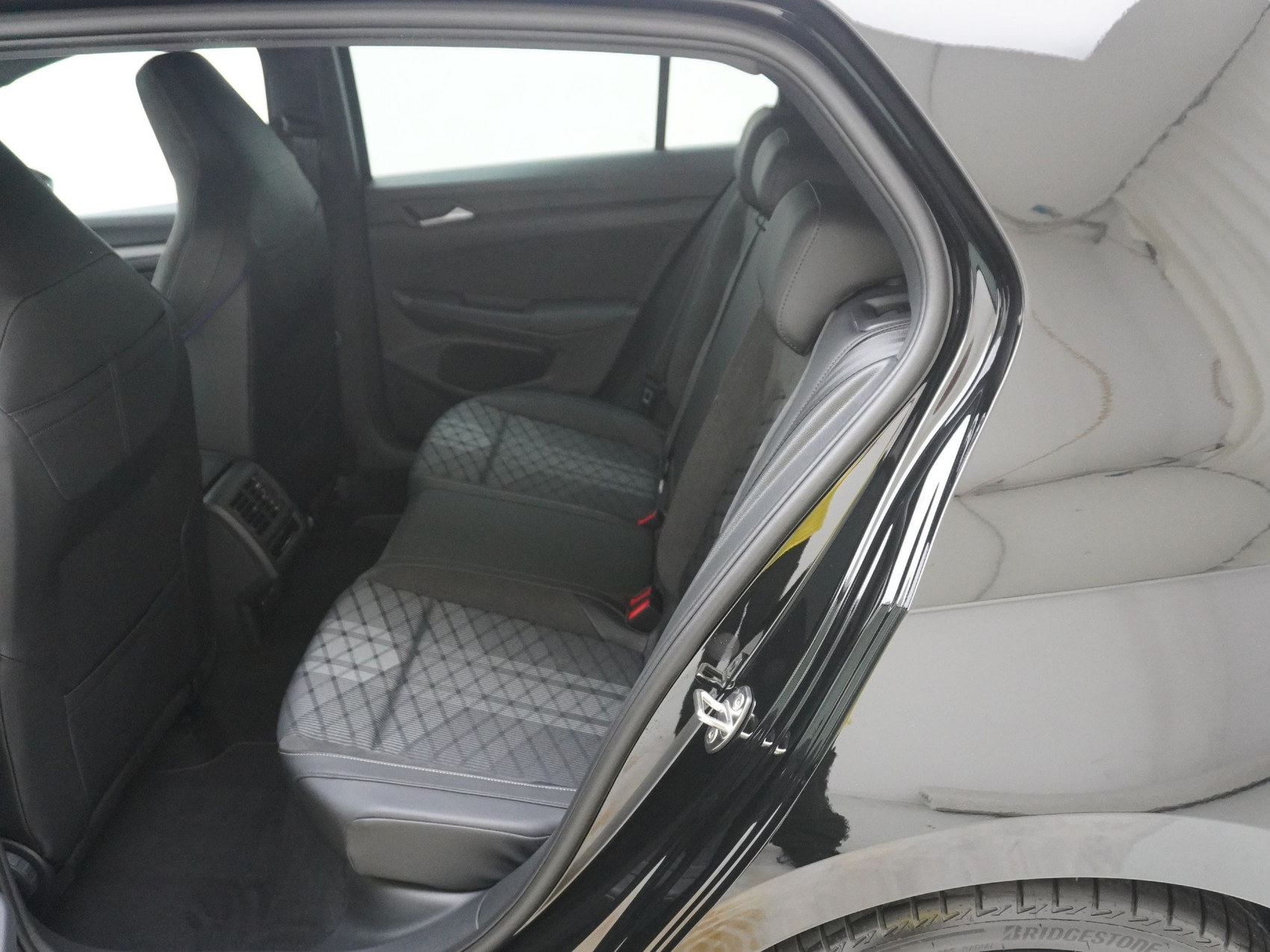 VW Golf VIII 1.5 eTSI R-Line DSG