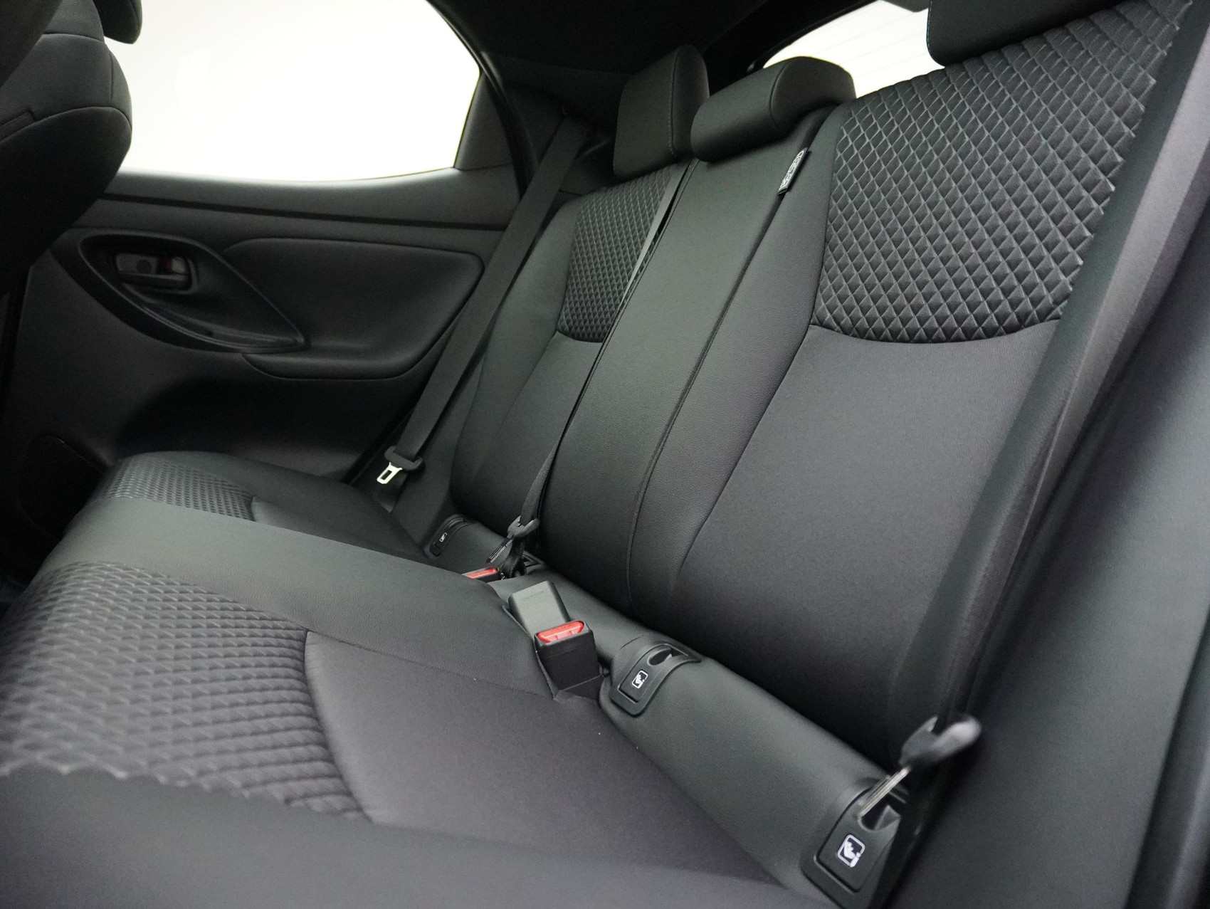 TOYOTA Yaris 1.5 VVT-i HSD Premium ** mit Glasdach **