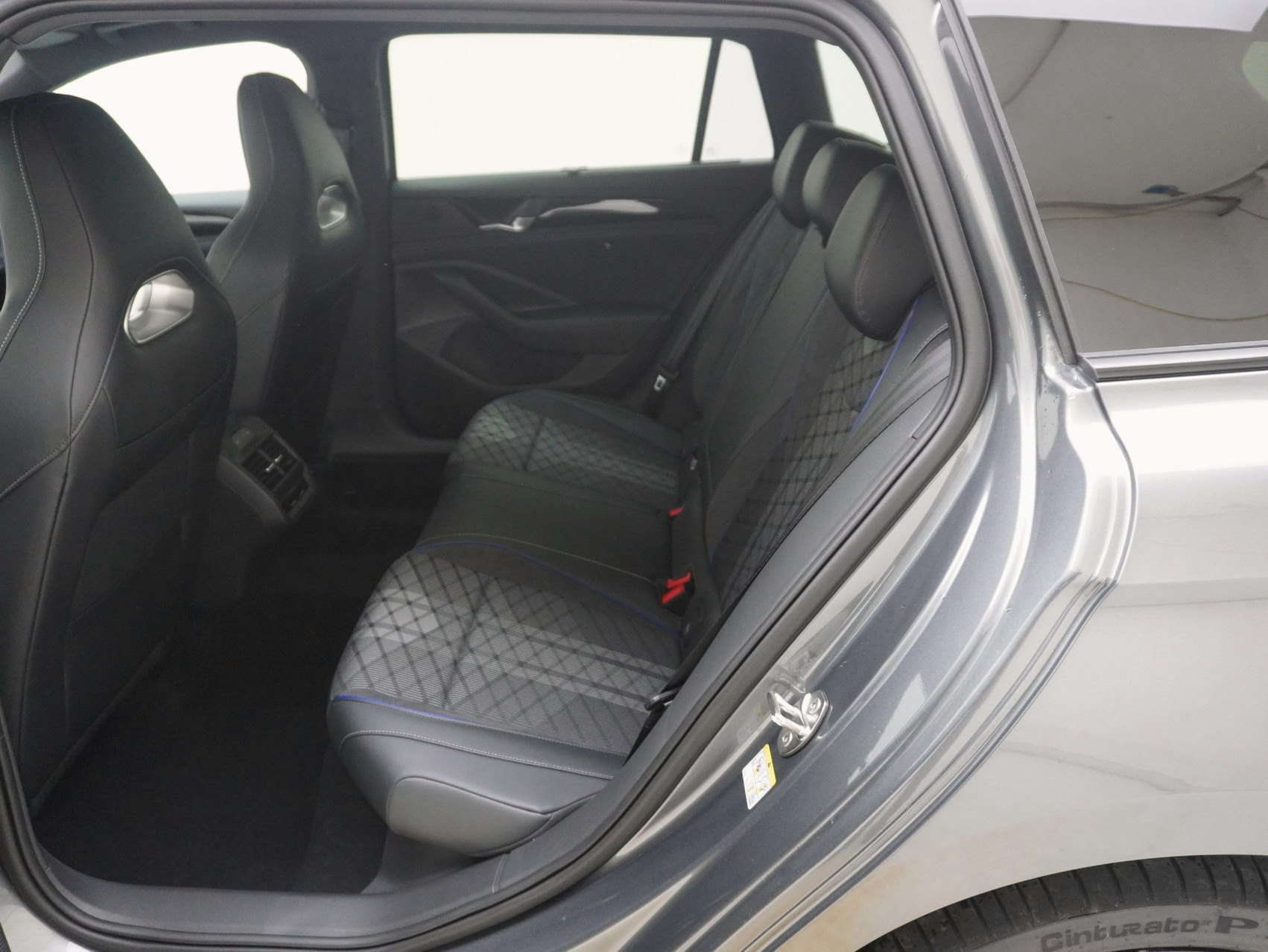 VW Passat Variant 2.0 TDI R-Line 4Motion DSG