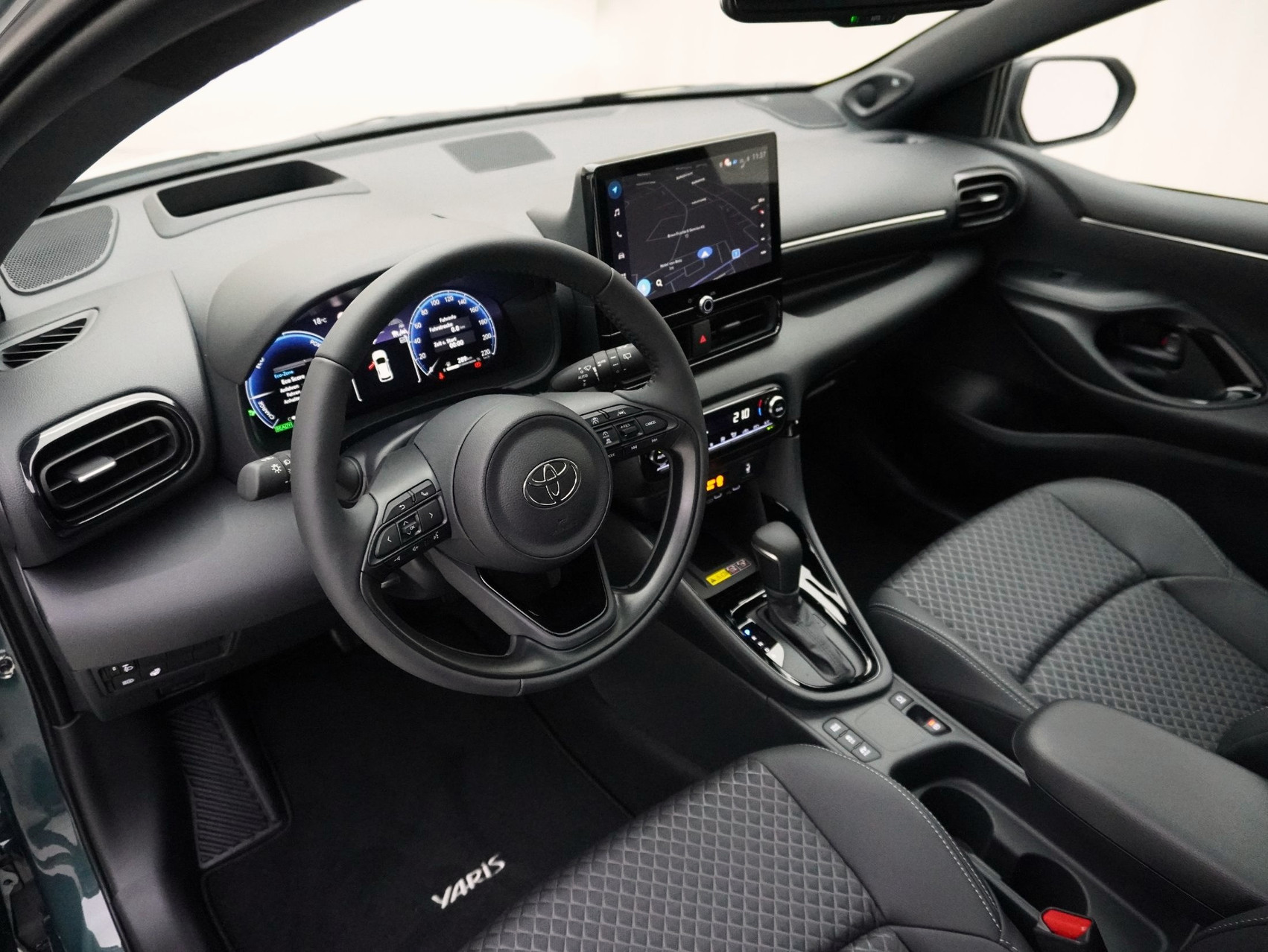 TOYOTA Yaris 1.5 VVT-i HSD Premium ** mit Glasdach **