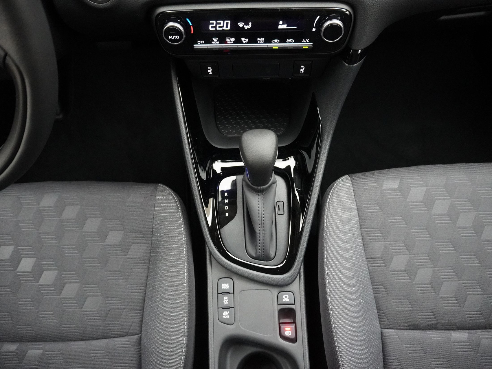 TOYOTA Yaris 1.5 VVT-i HSD Trend ** Trend Plus **