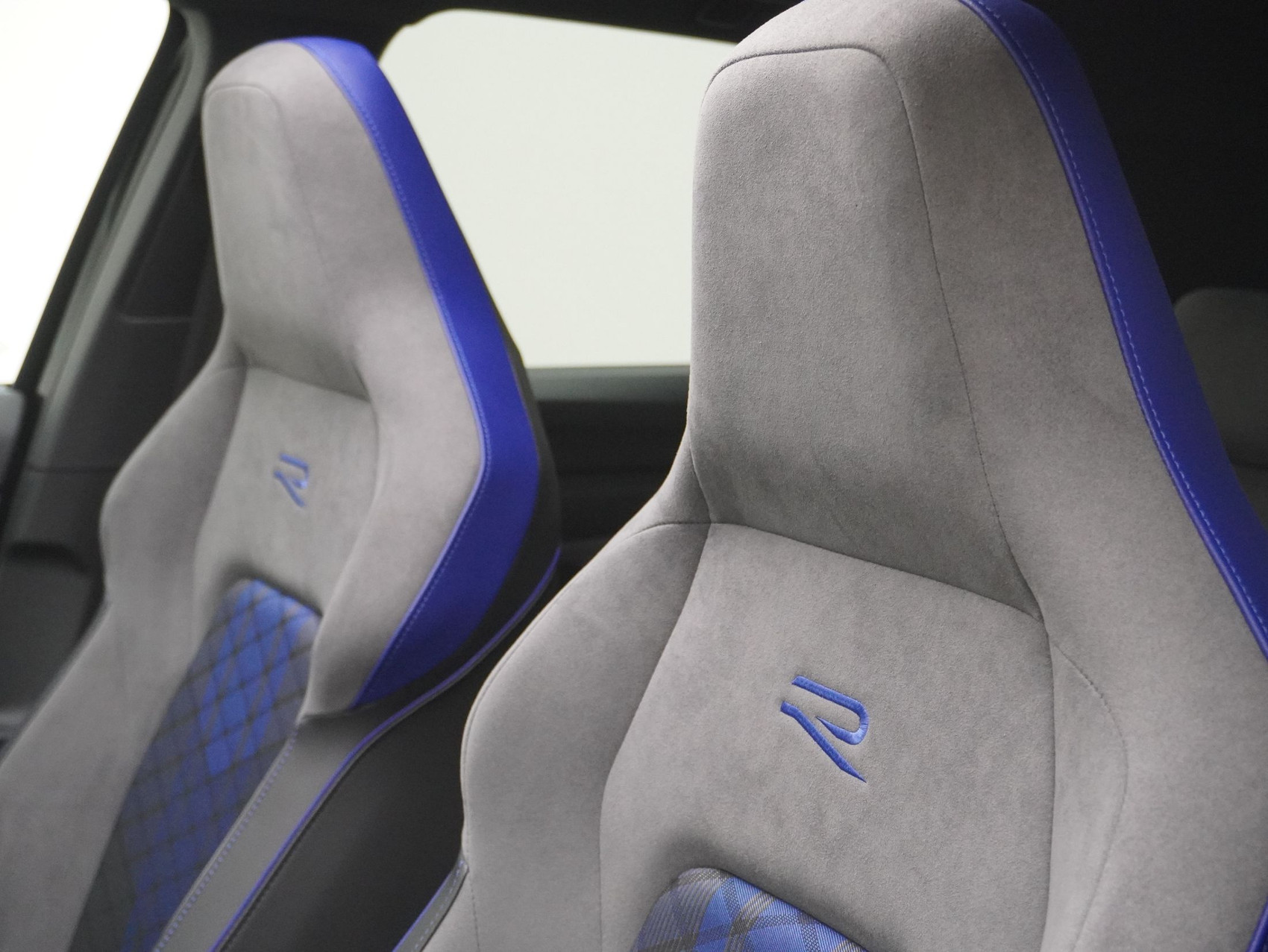 VW Golf 8.5 2.0 TSI DSG R Black Edition 4Motion (2025)