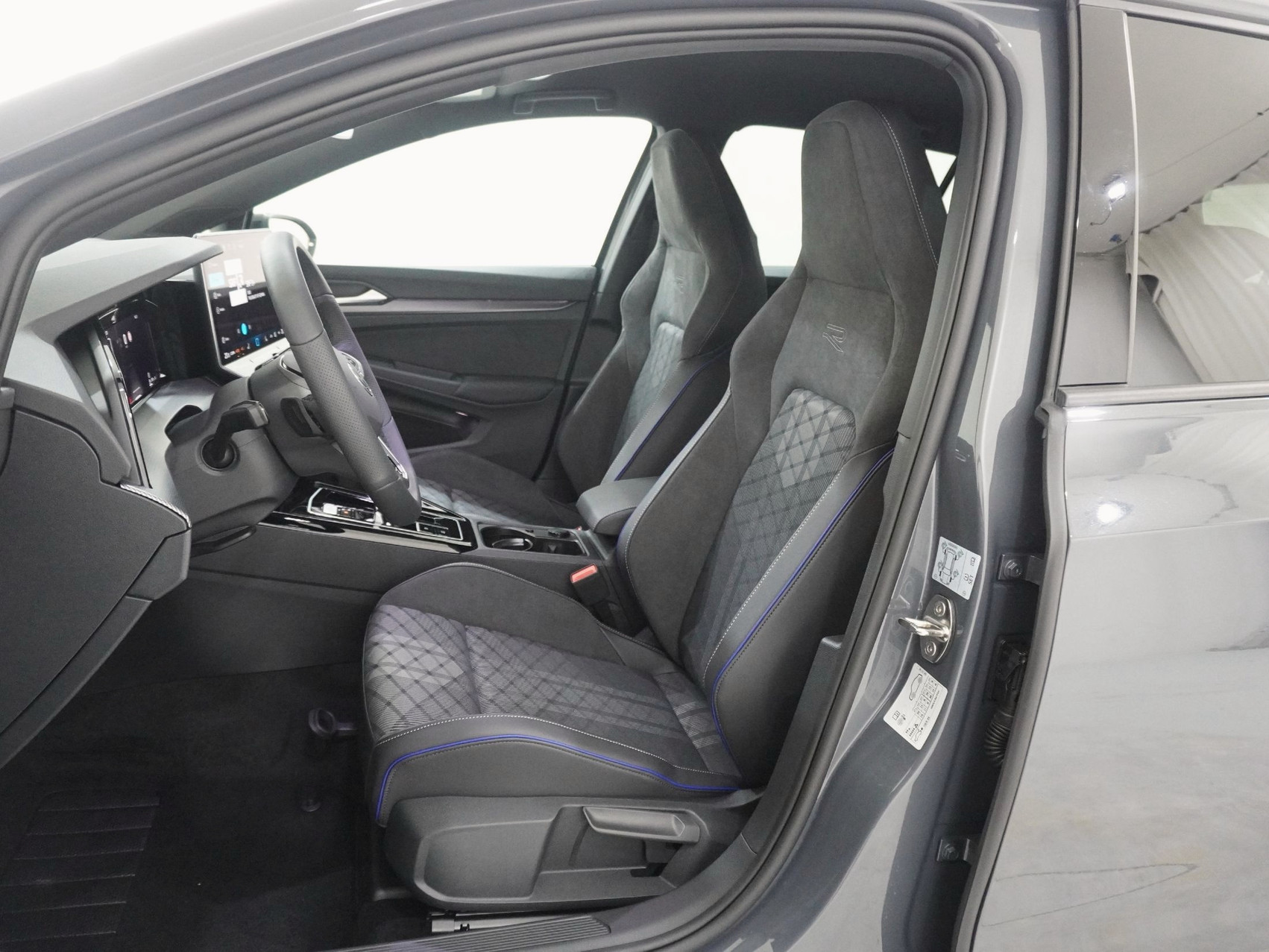 VW Golf VIII 1.5 eTSI R-Line DSG