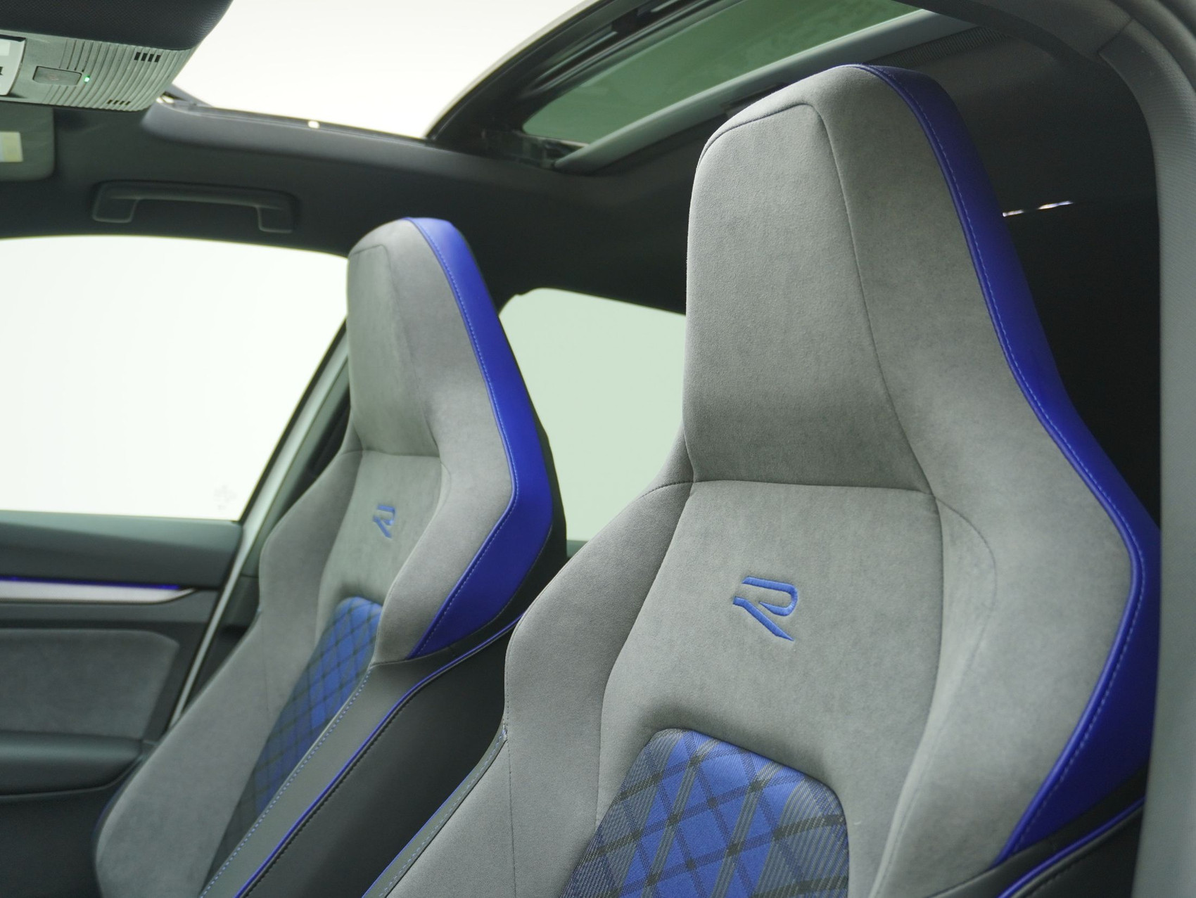 VW Golf 8.5 2.0 TSI DSG R Black Edition 4Motion (2025)