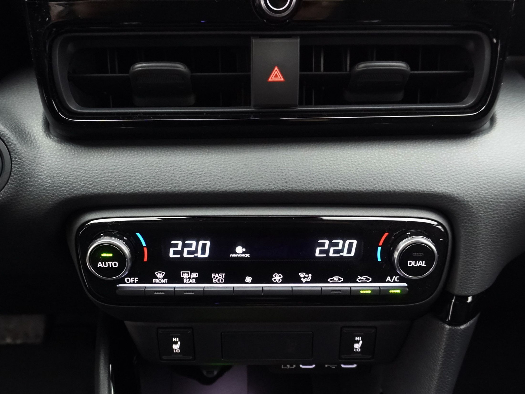 TOYOTA Yaris 1.5 VVT-i HSD Premium ** mit Glasdach **