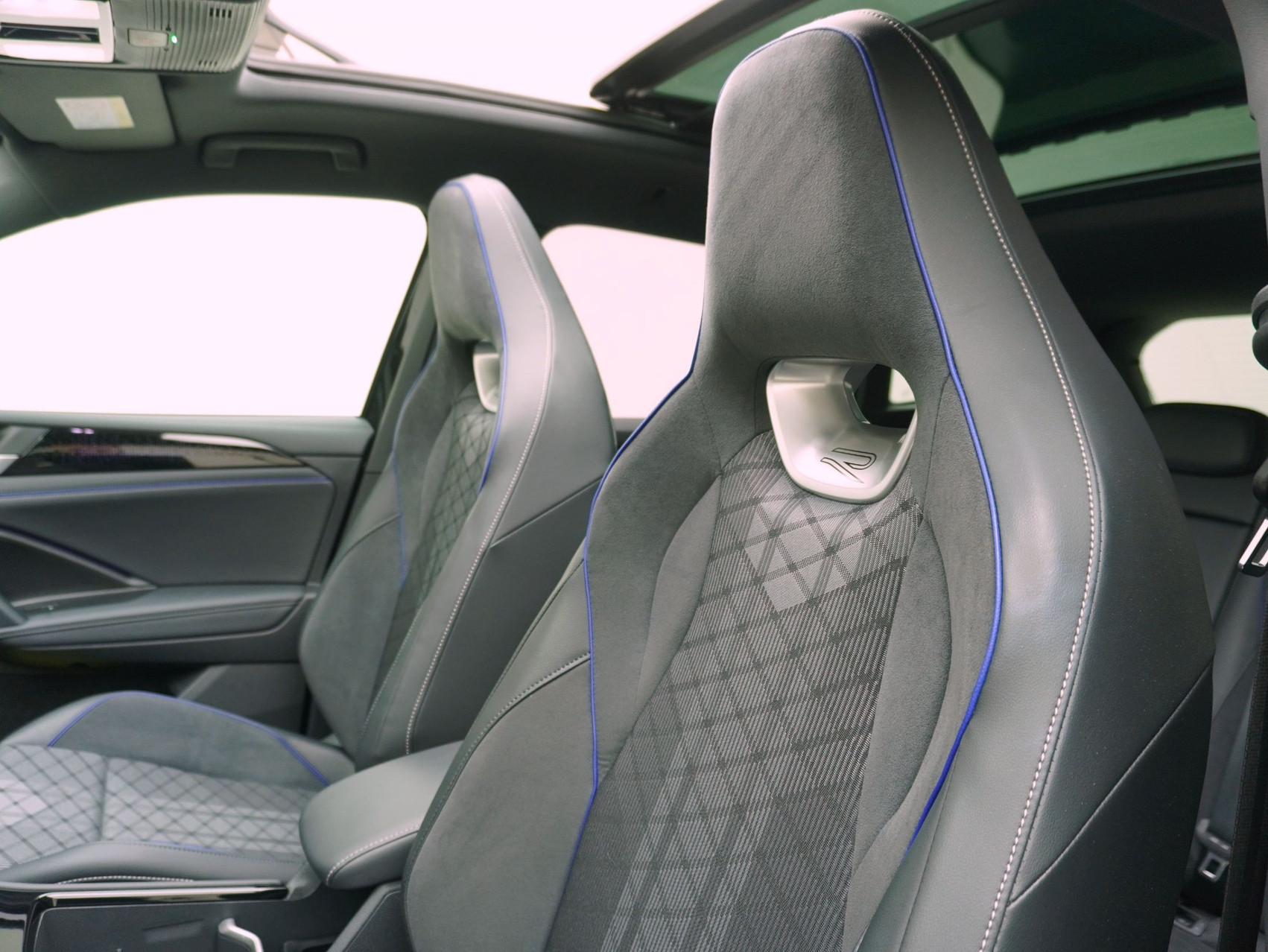 VW Tiguan 2.0 TSI DSG R-Line Black Style 4Motion **VW Werksgarantie bis 01/2030 // 21 Zoll Sommerräder**