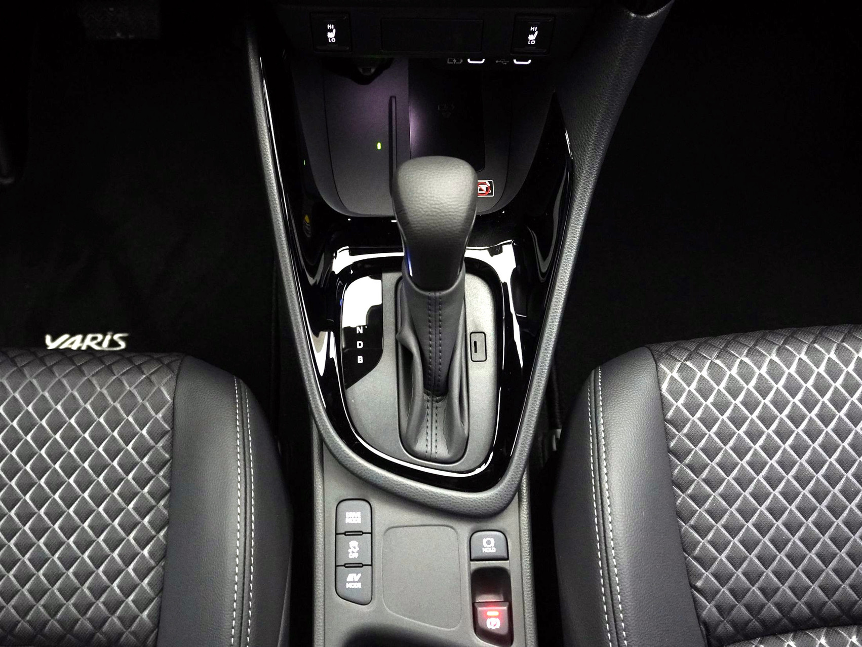 TOYOTA Yaris 1.5 VVT-i HSD Premium ** mit Glasdach **