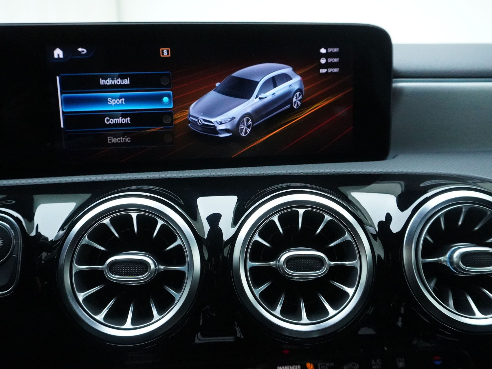 MERCEDES-BENZ A-Klasse A 250 e AMG Line