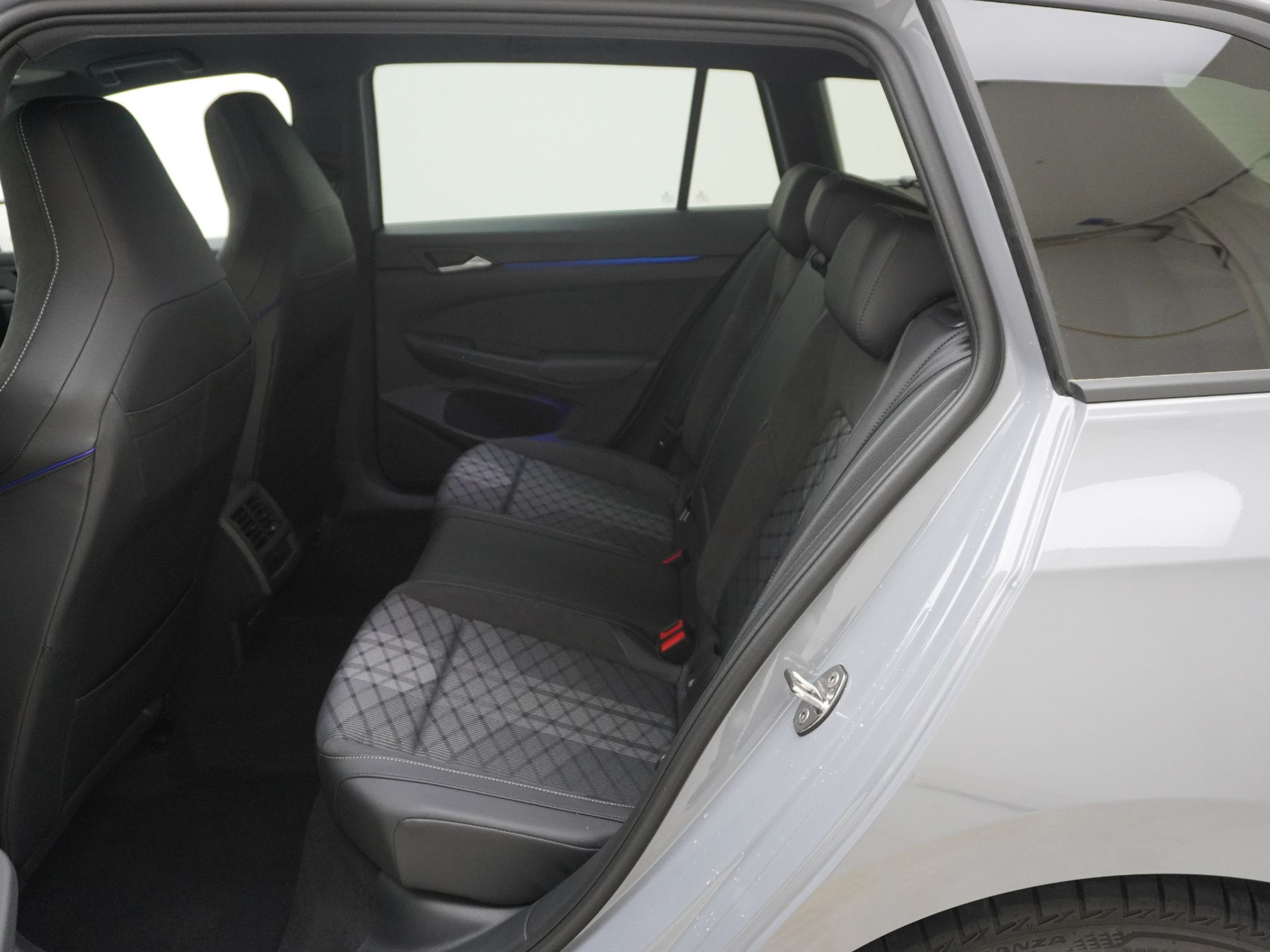 VW Golf VIII Variant 1.5 eTSI R-Line DSG