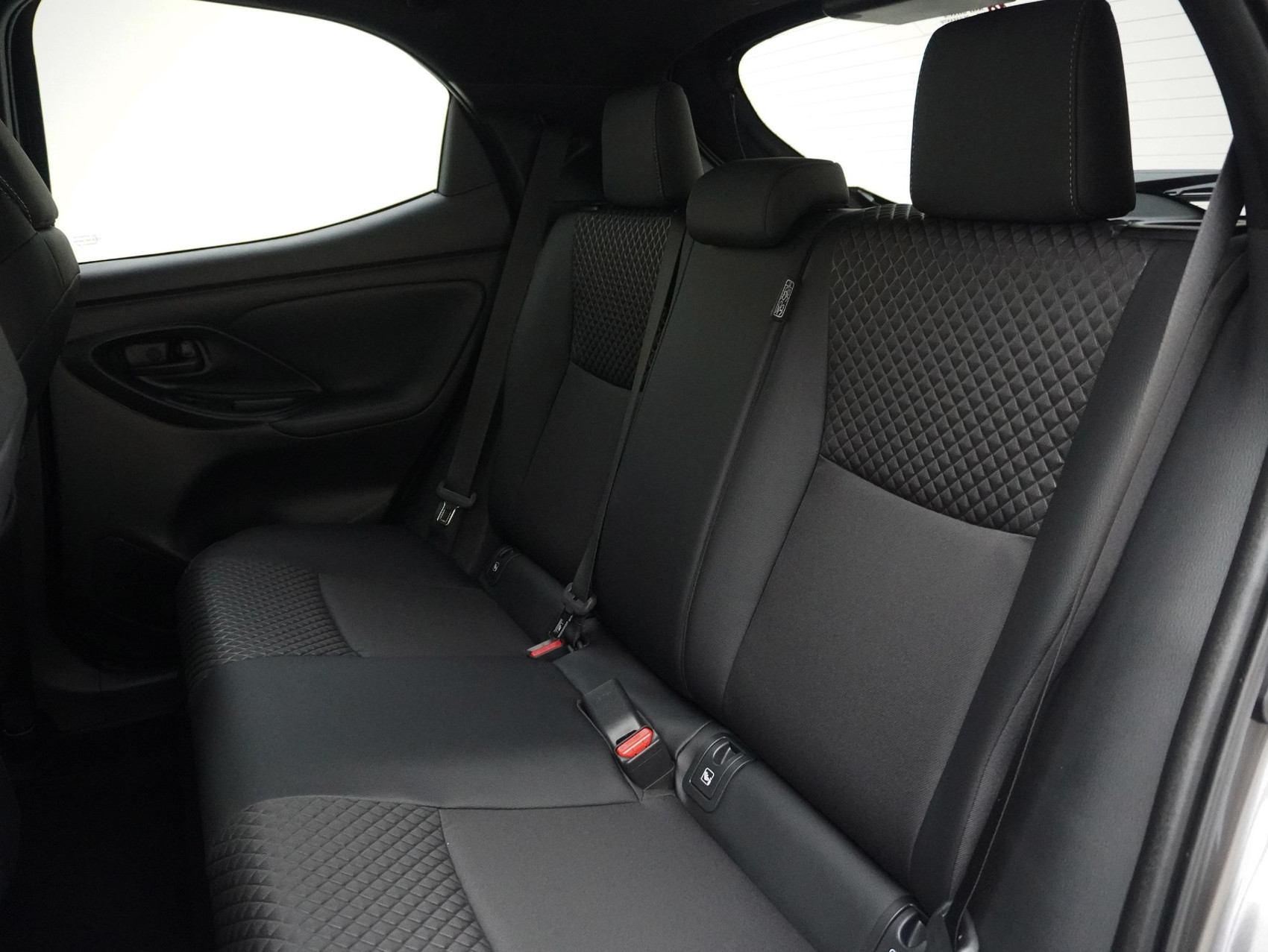 TOYOTA Yaris 1.5 VVT-i HSD Premium ** mit Glasdach **