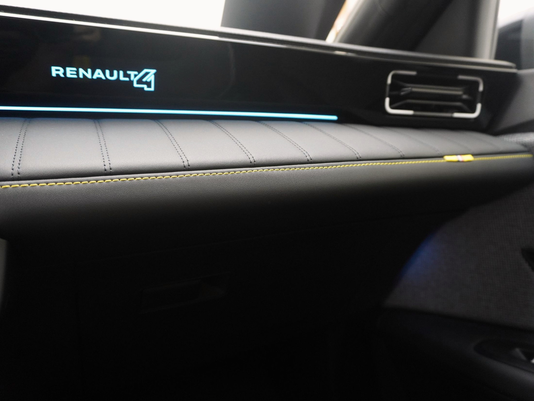 RENAULT R4 E-Tech Comfort Range iconic