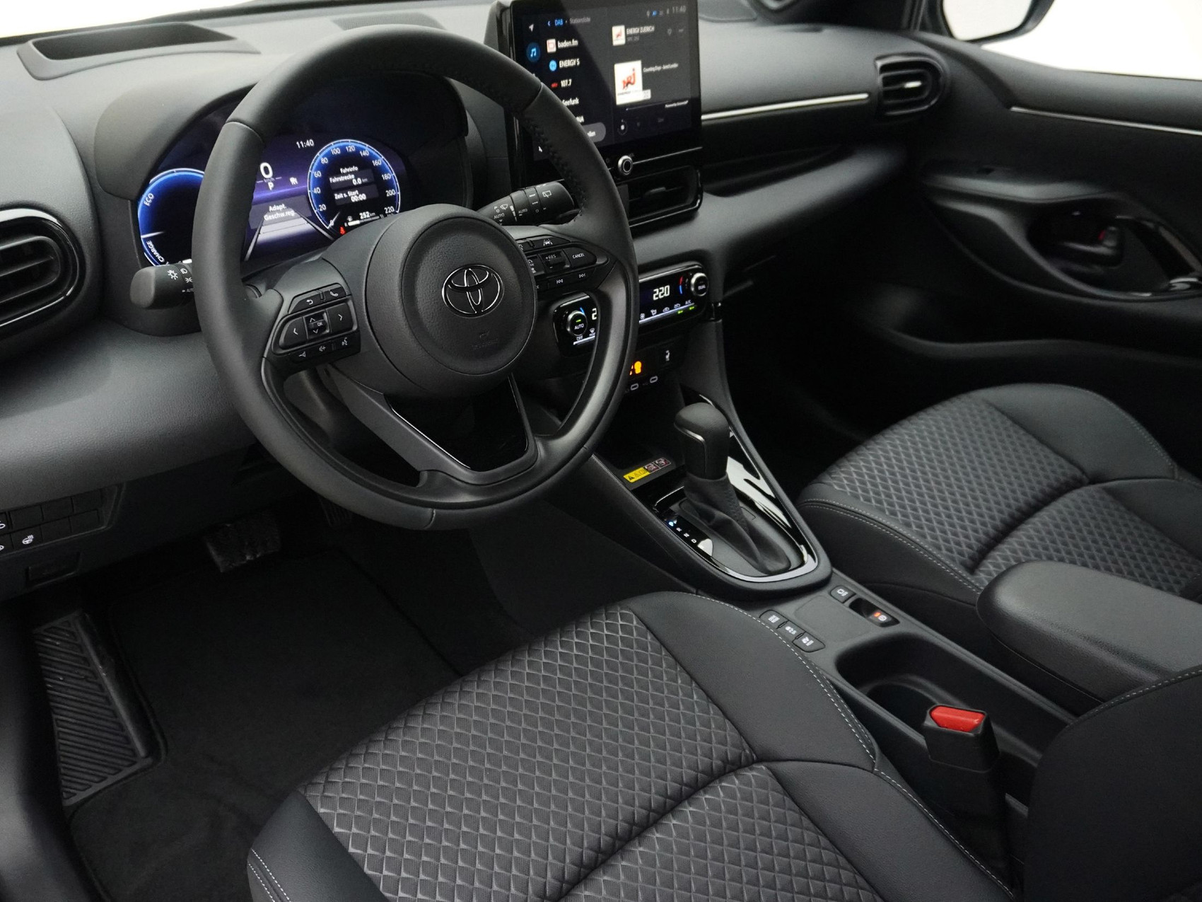 TOYOTA Yaris 1.5 VVT-i HSD Premium ** mit Glasdach **